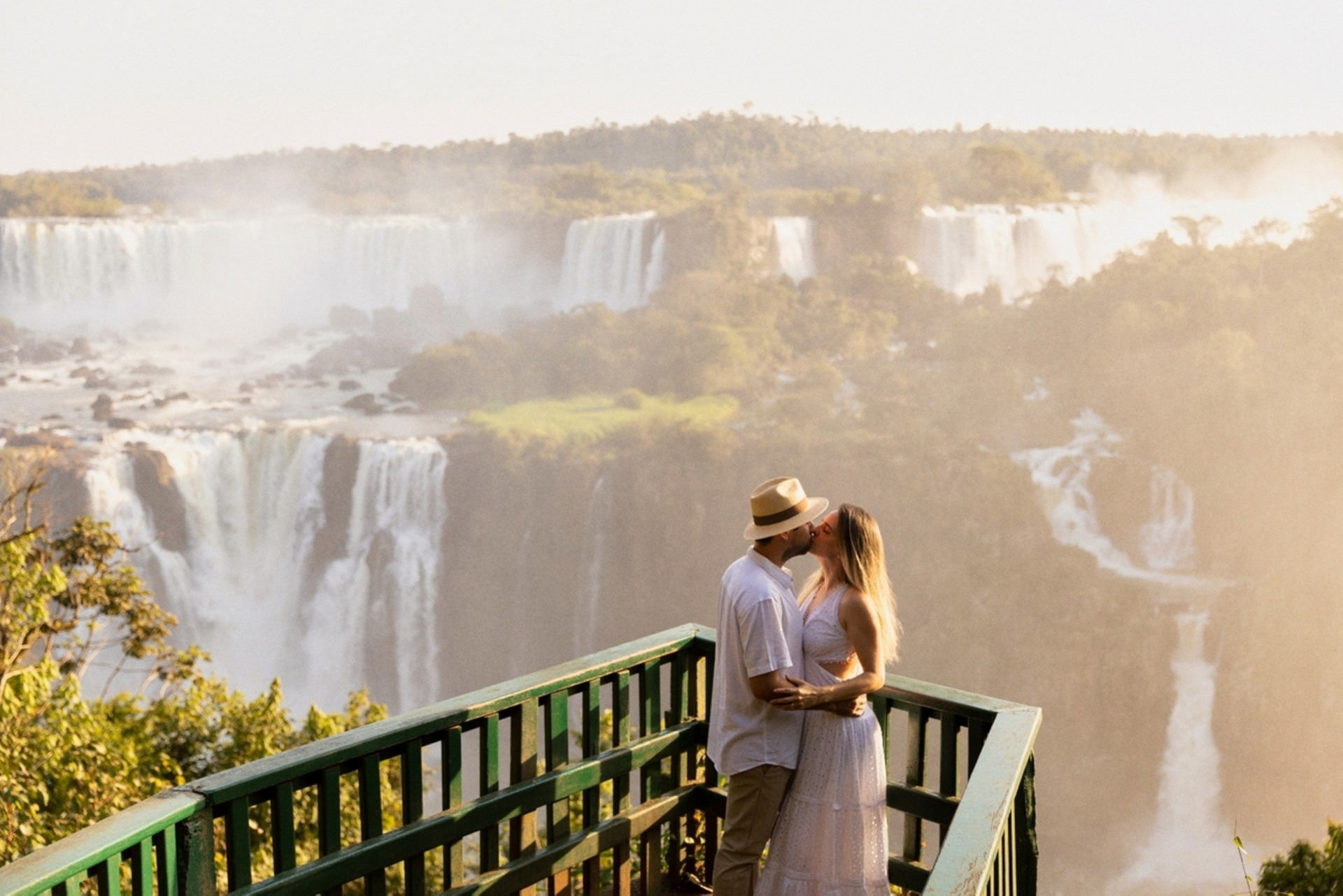 Casal nas Cataratas do Iguaçu