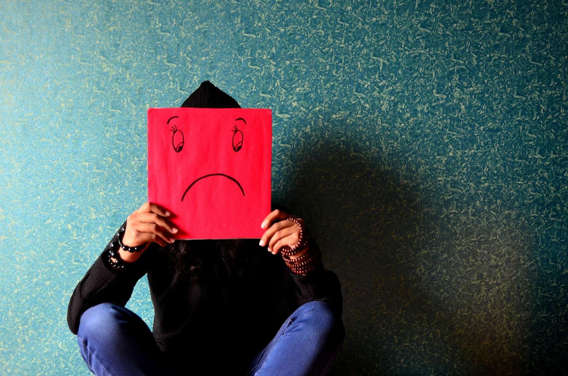6 dos PRINCIPAIS sintomas da depressão : Desânimo, prostração, desinteresse, apatia; Falta de vontade, desmotivação, ANSIEDADE; Baixa autoestima; Incapacidade de sentir alegria e prazer; Sentimento permanente de culpa e inutilidade; Tristeza profunda, sensação de infelicidade que não passa (crônica);