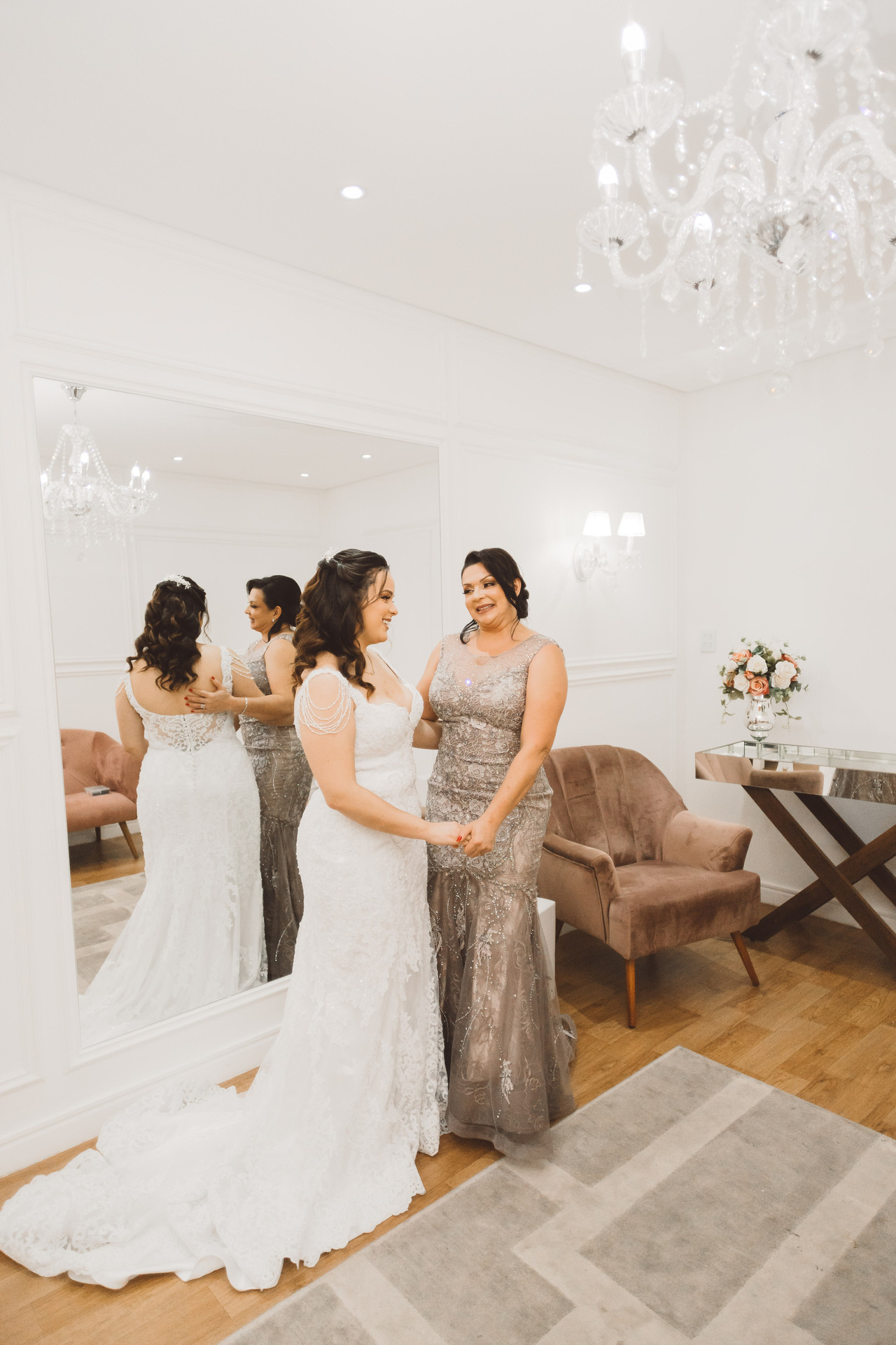 Noiva com a mãe no making of da noiva, Casamento em Nova Odessa - SP