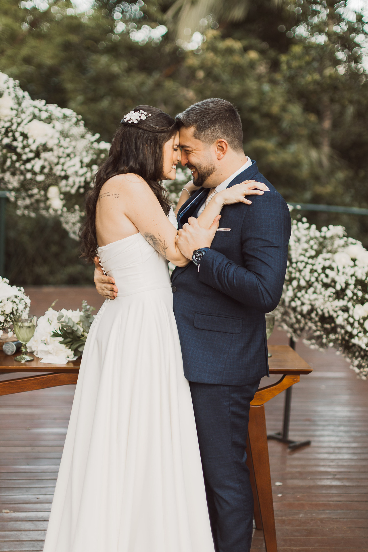 noivos rindo durante o casamento em luz natural