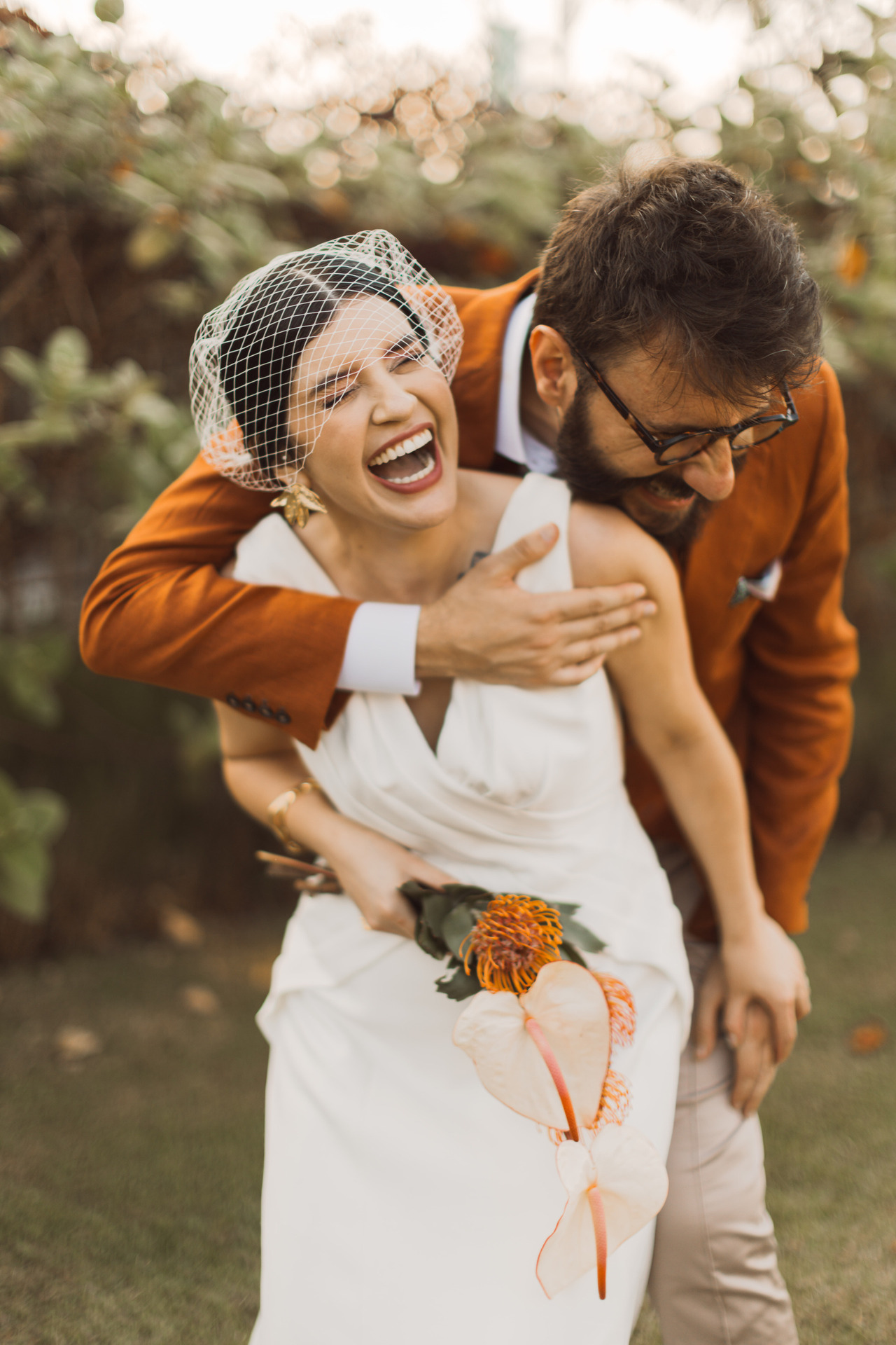casal vivendo um momento espontâneo no casamento