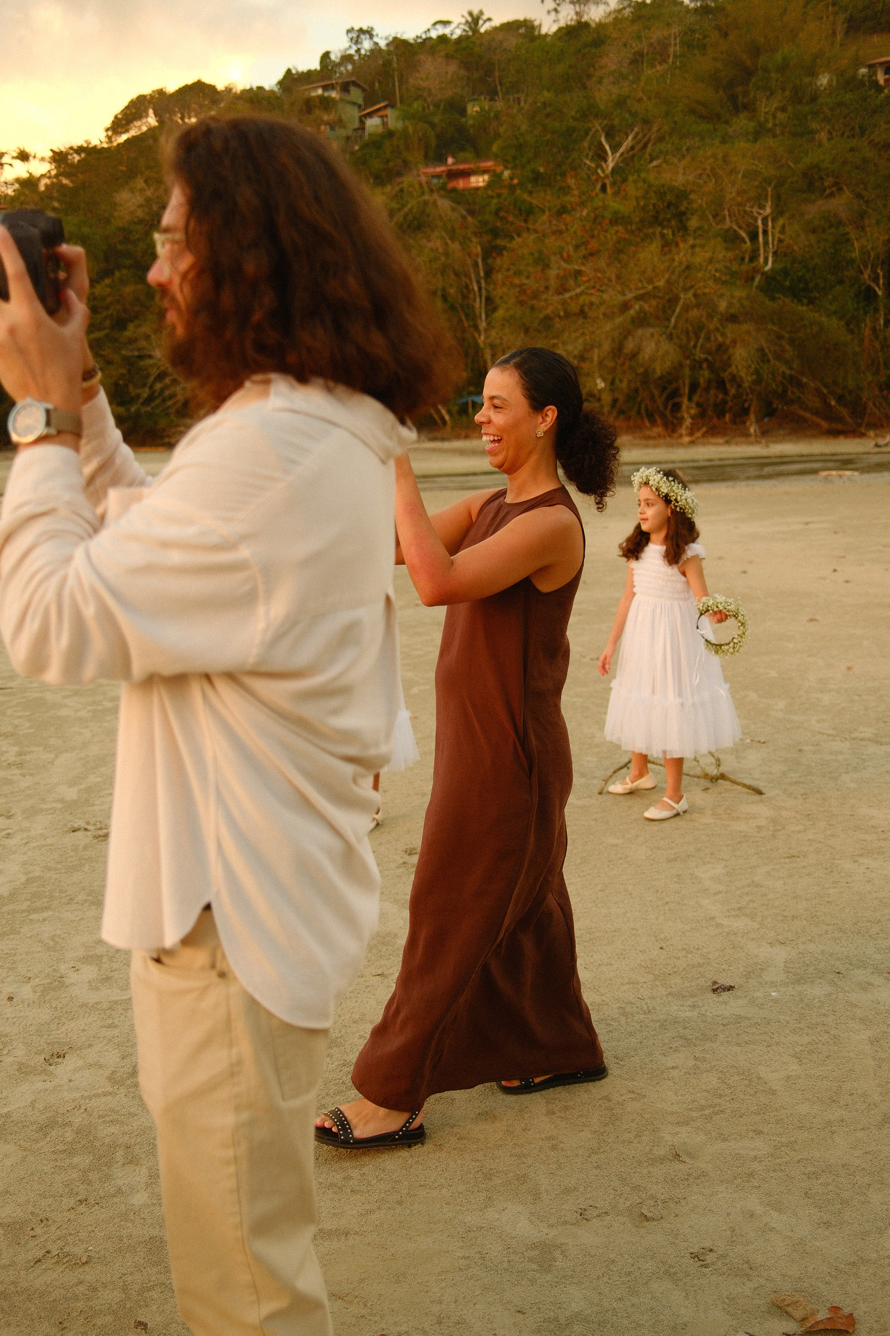 Mari e Lucas, casal de fotógrafos de casamento, fotografando juntos