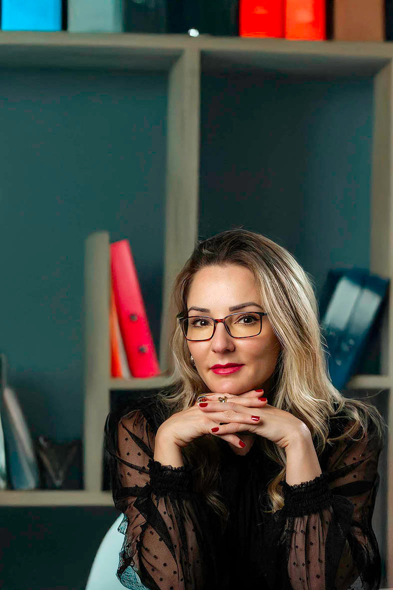 Retrato de Perfil Profissional da Dentista Maristela - produzido em Estúdio Fotográfico em SP com cenário de escritório feito por IA
