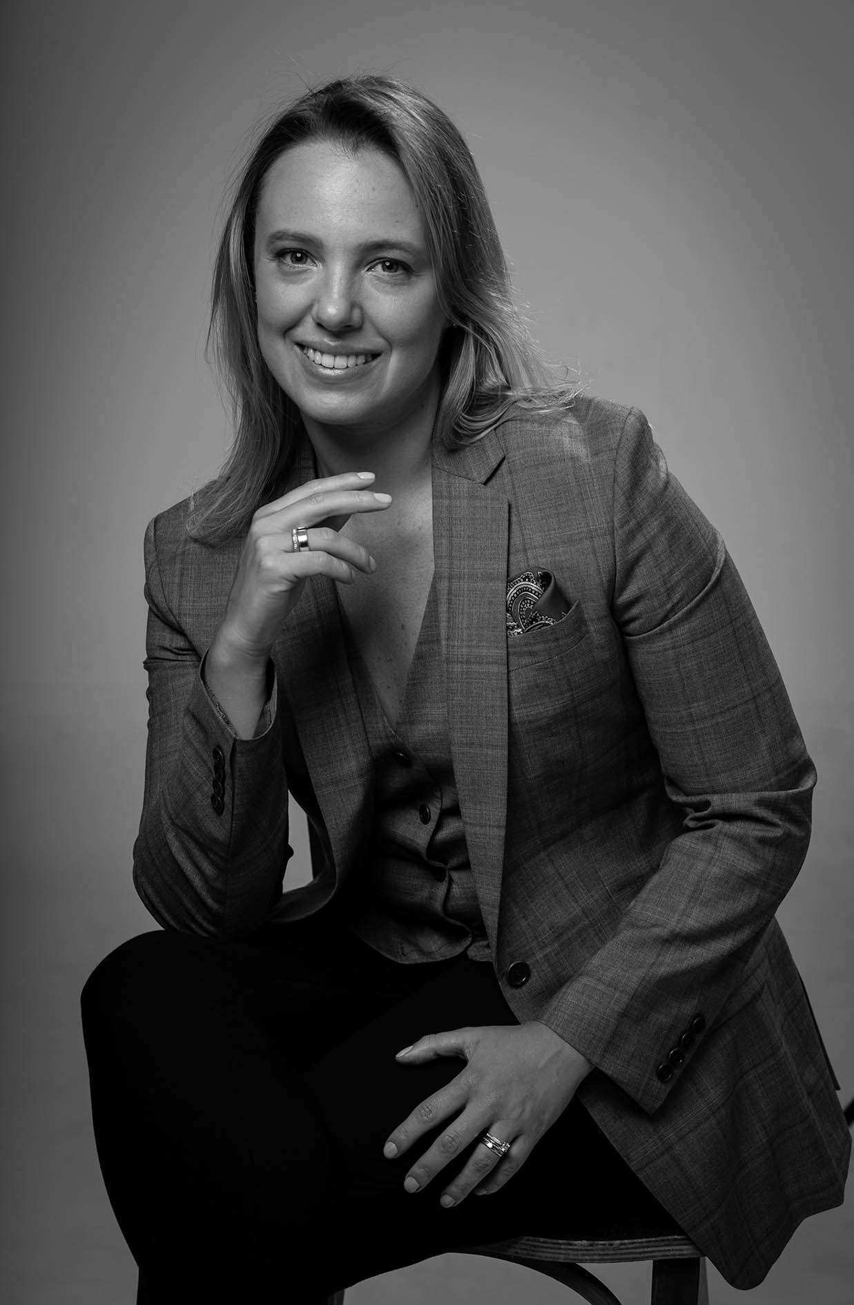 Retrato para Linkedin realizado em estúdio de jovem Diretora de Multinacional