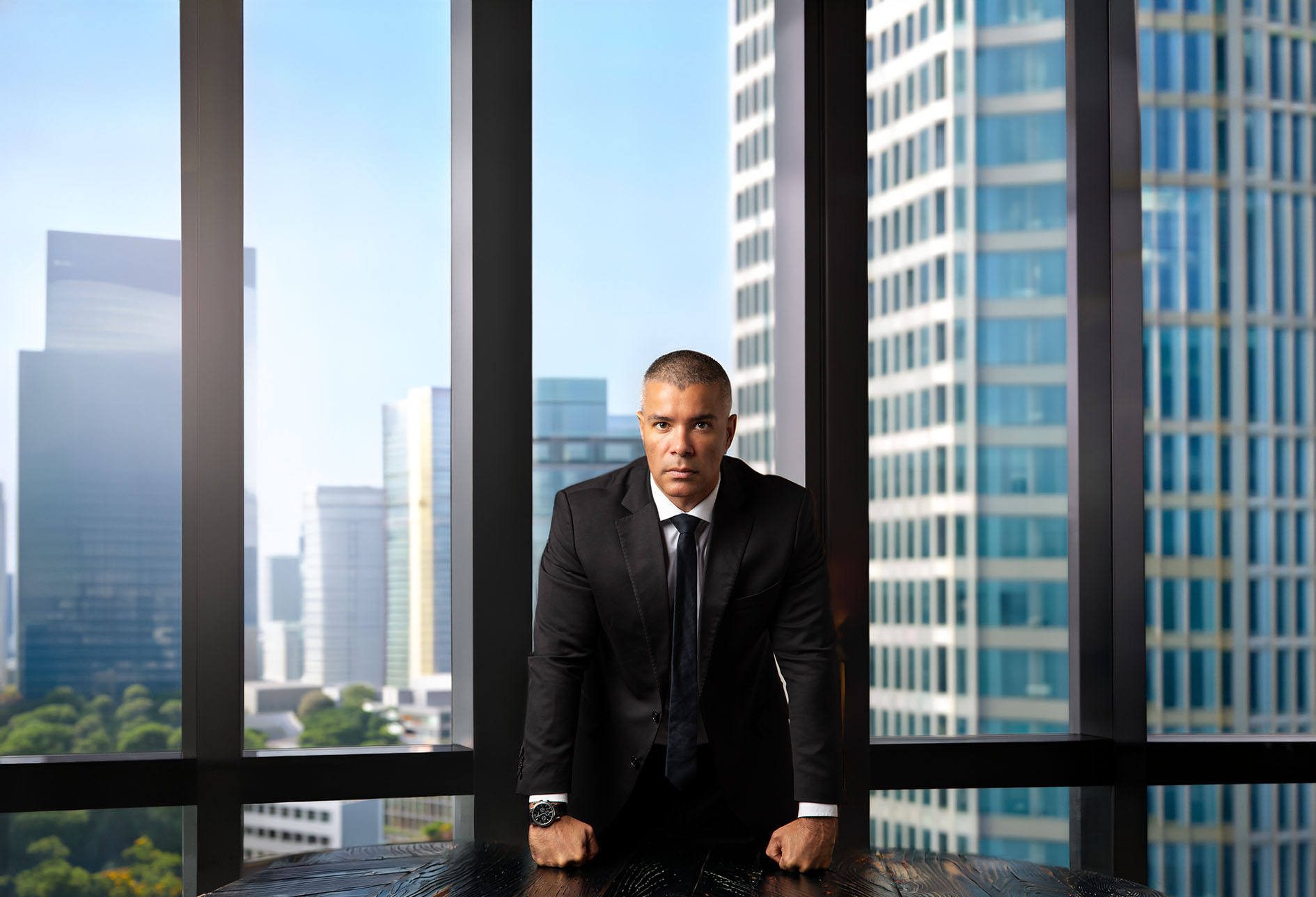Fotografia-Lifestyle-Corporativa-de-Advogado-cenário-de-fundo-feito-com-IA-simulando-paisagem-business.jpg
