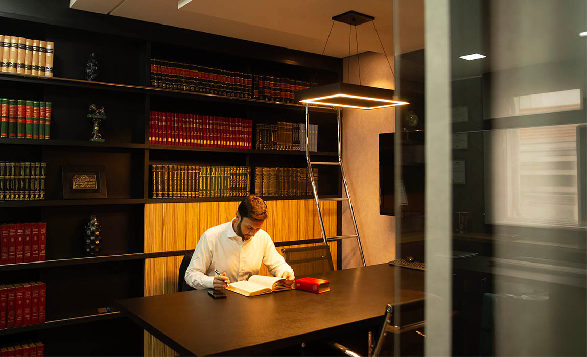 fotografia-lifestyle-de-perfil-profissional-para-site-linkedin-midias-sociais-do-advogado-reis-em-seu-escritorio-no-centro-de-sp.jpg