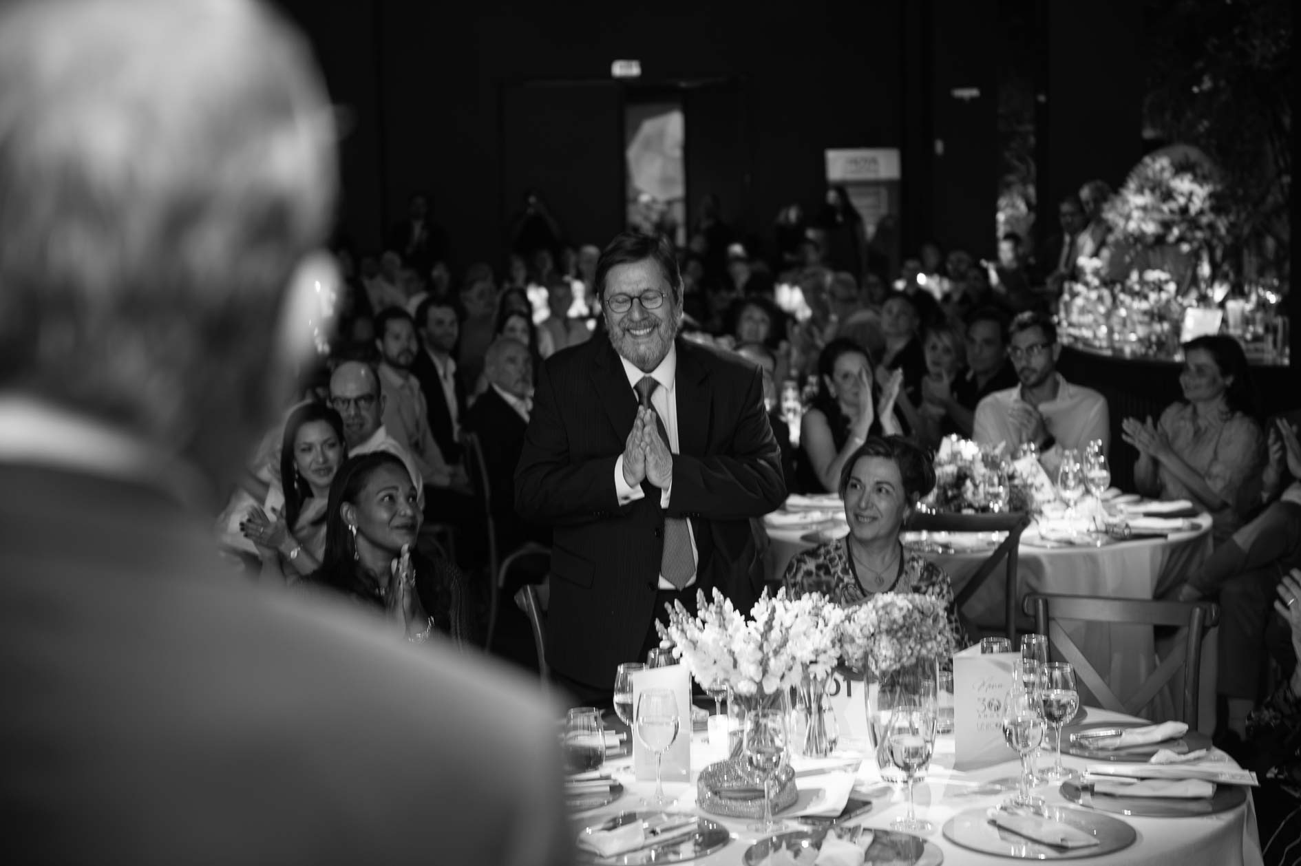 fotografia-preto-e-branca-de-evento-corporativo-momento-de-emocao-homenagem-medico-apresentacao-da-historia-da-empresa-colaboradores-do-grupo-unico-villa-bisutti.jpg