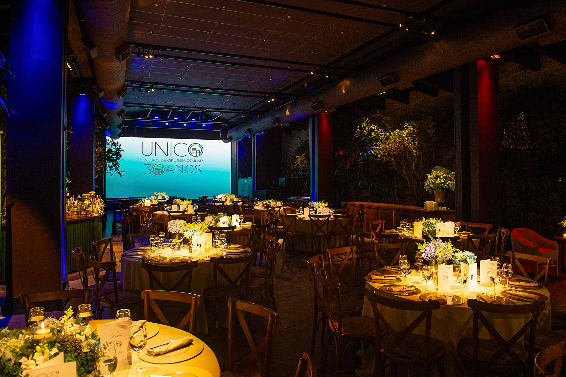 grupo-unico-30-anos-decoracao-festa-corporativa-do-ambiente-mesas-decoradas-com-flores-iluminacao-cenica-espaco-villa-bisutti-6.jpg