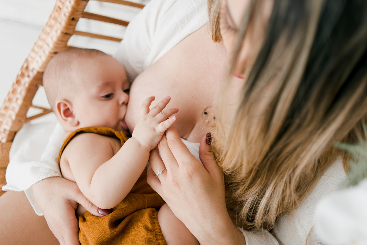 Uma mãe amamenta seu filho em livre demanda 