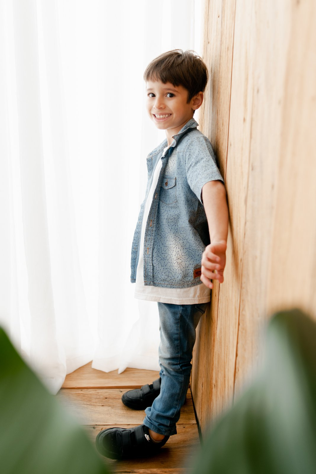 Um garoto de uns 8 anos se sente feliz e seguro por ter sido criado com muito carinho