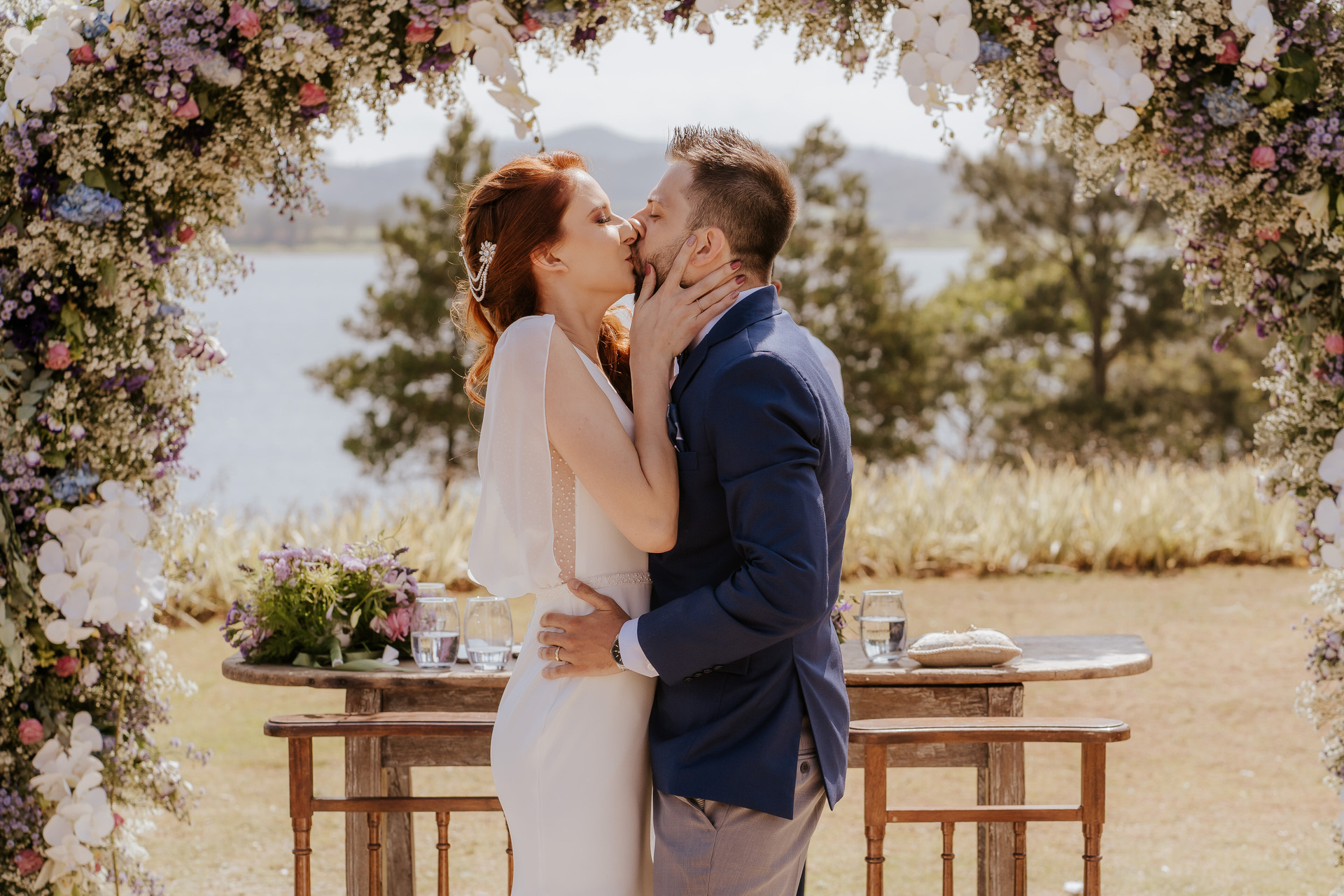 casal se beija no altar, no campo