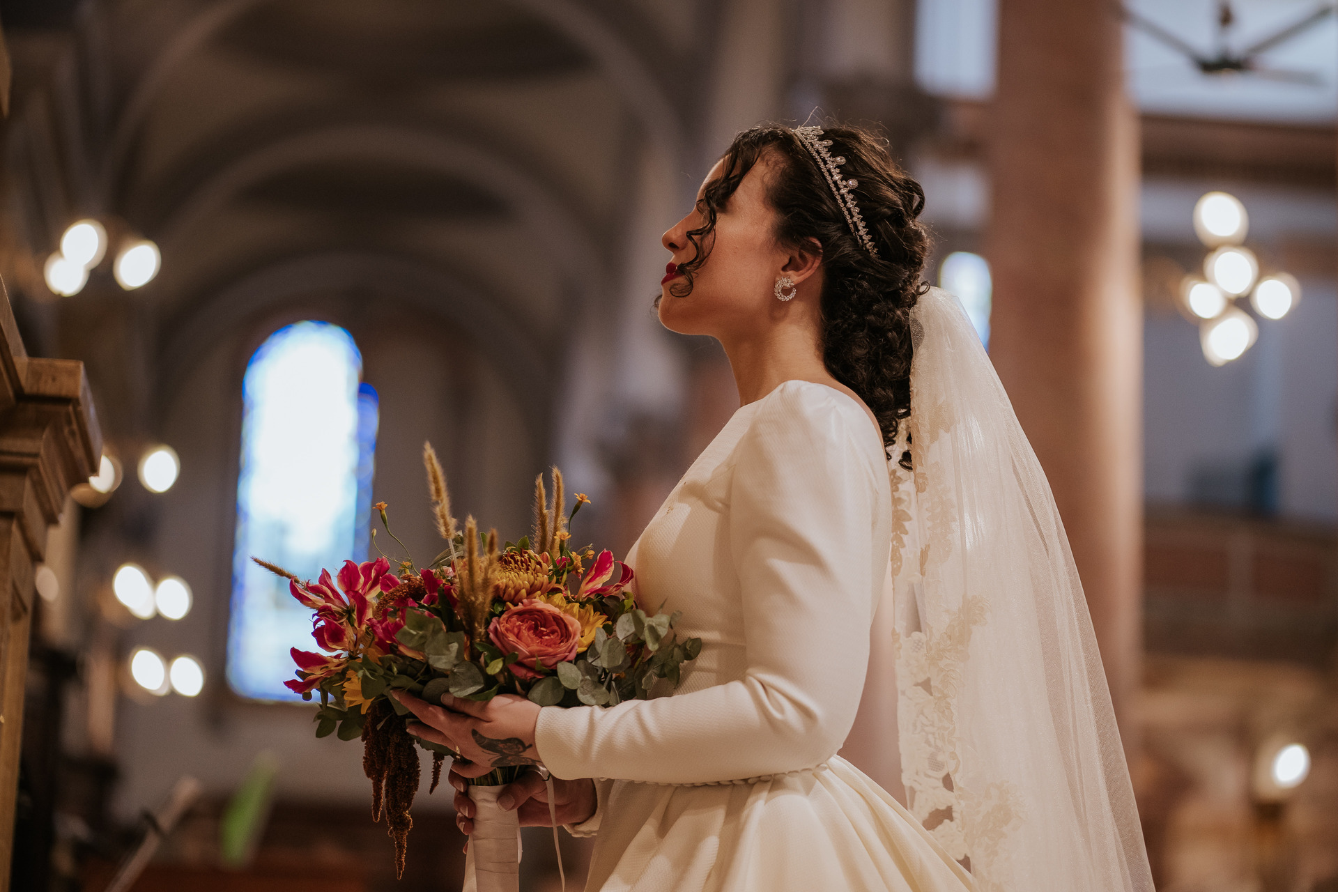 noiva entregando o buquet no altar da igreja católica
