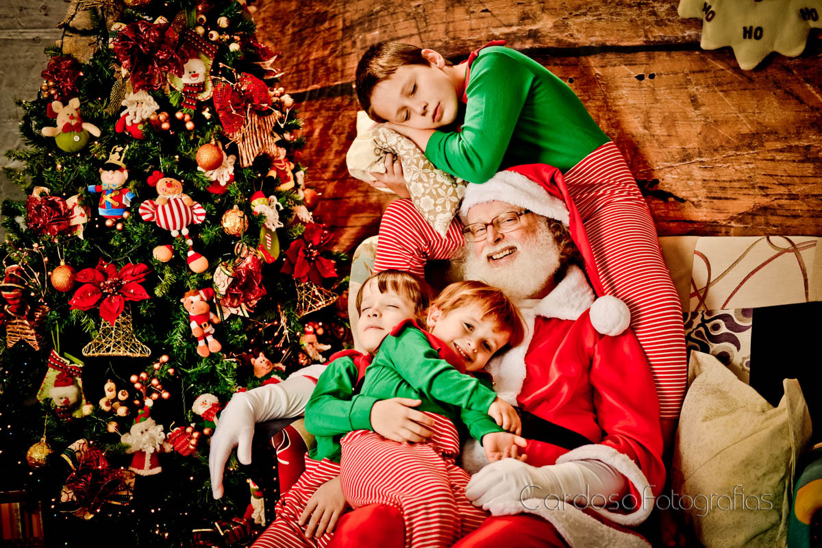 Ensaio em estúdio fotográfico de família com o Papai Noel em Indaial Blumenau Timbó Pomerode 