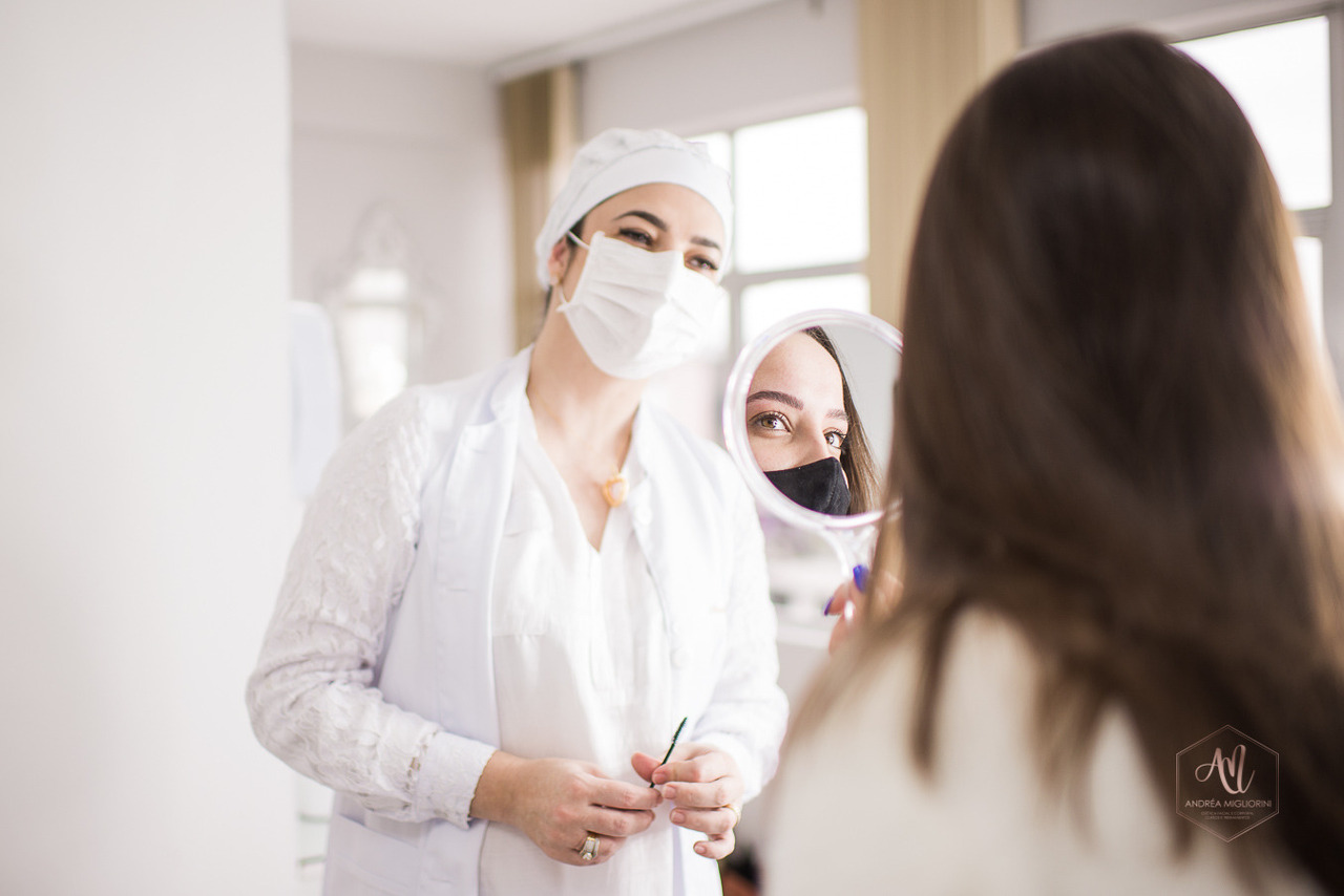 Andrea Migliorini, professora de micropigmentação e PMU em Indaial e Itajaí. Sobrancelhas, micropigmentação labial. Estética facial em Indaial