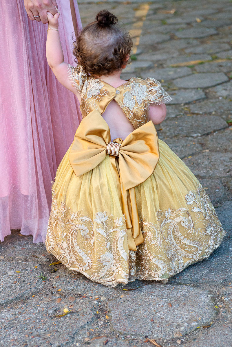ideia vestido aniversário menina tema princesa. vestido dourado. faniversário infantil blumenau