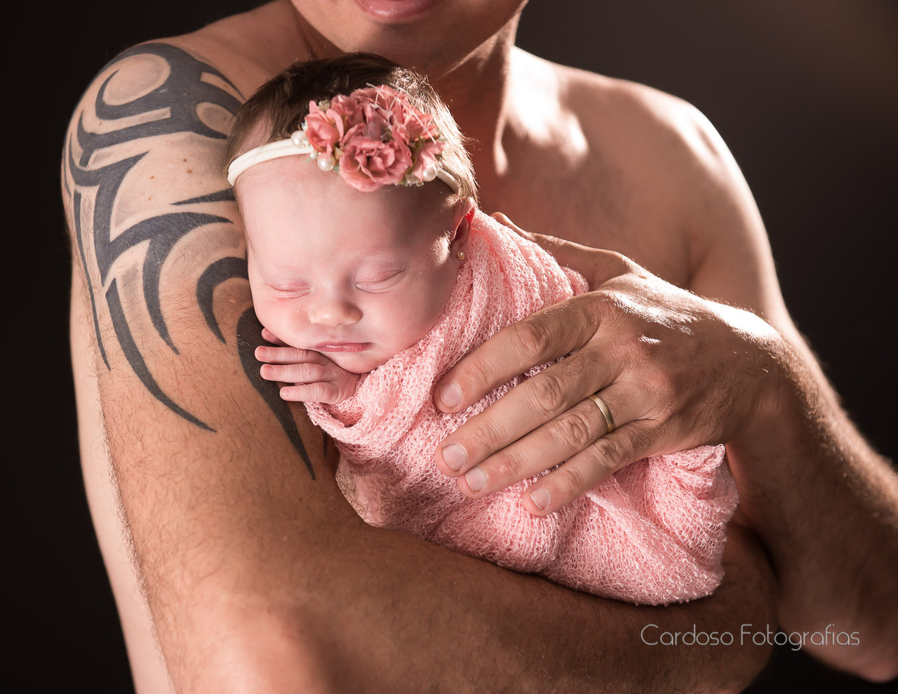Menina em ensaio newborn em estúdio fotográfico em Indaial e Blumenau