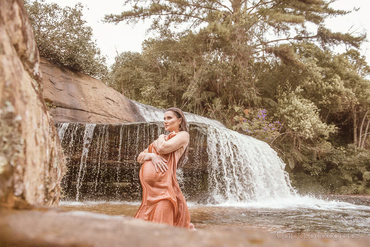 gestante em ensaio fotográfico externo em cachoeira santa catarina. Fotografado por Cardoso Fotografias Estúdio Fotográfico em Indaial