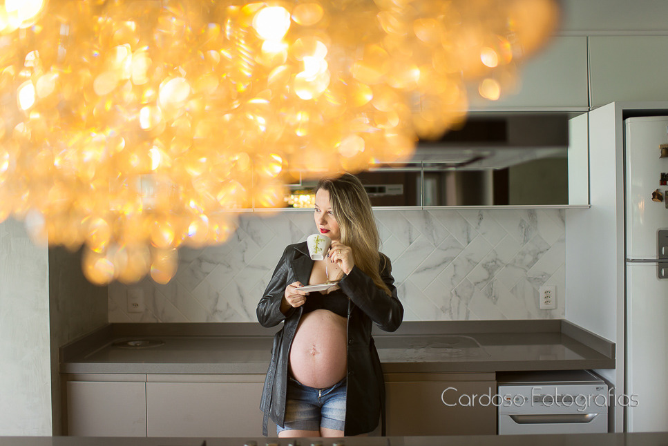 Gravida toma chá durante ensaio fotográfico em casa, fotógrafa Chandra Estúdio Fotográfico em Timbó