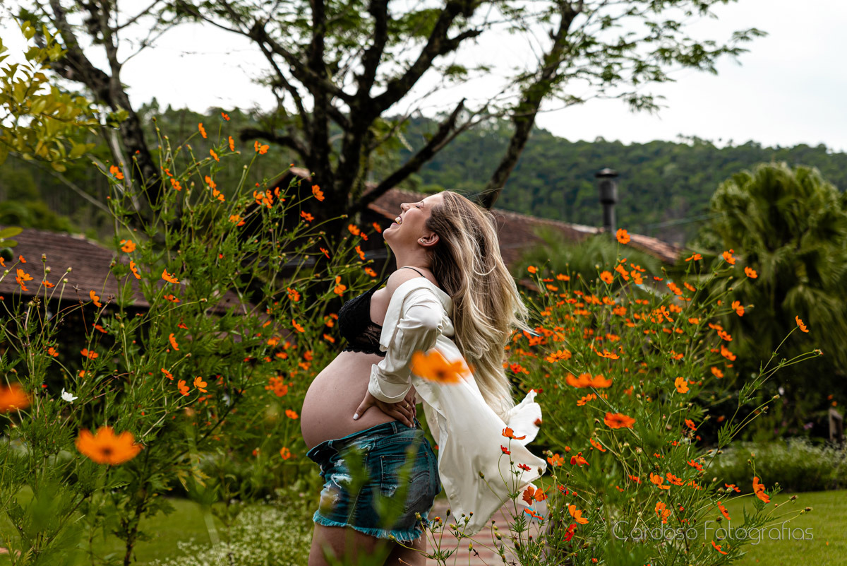 ensaio gestante externo na colina verde em Indaial