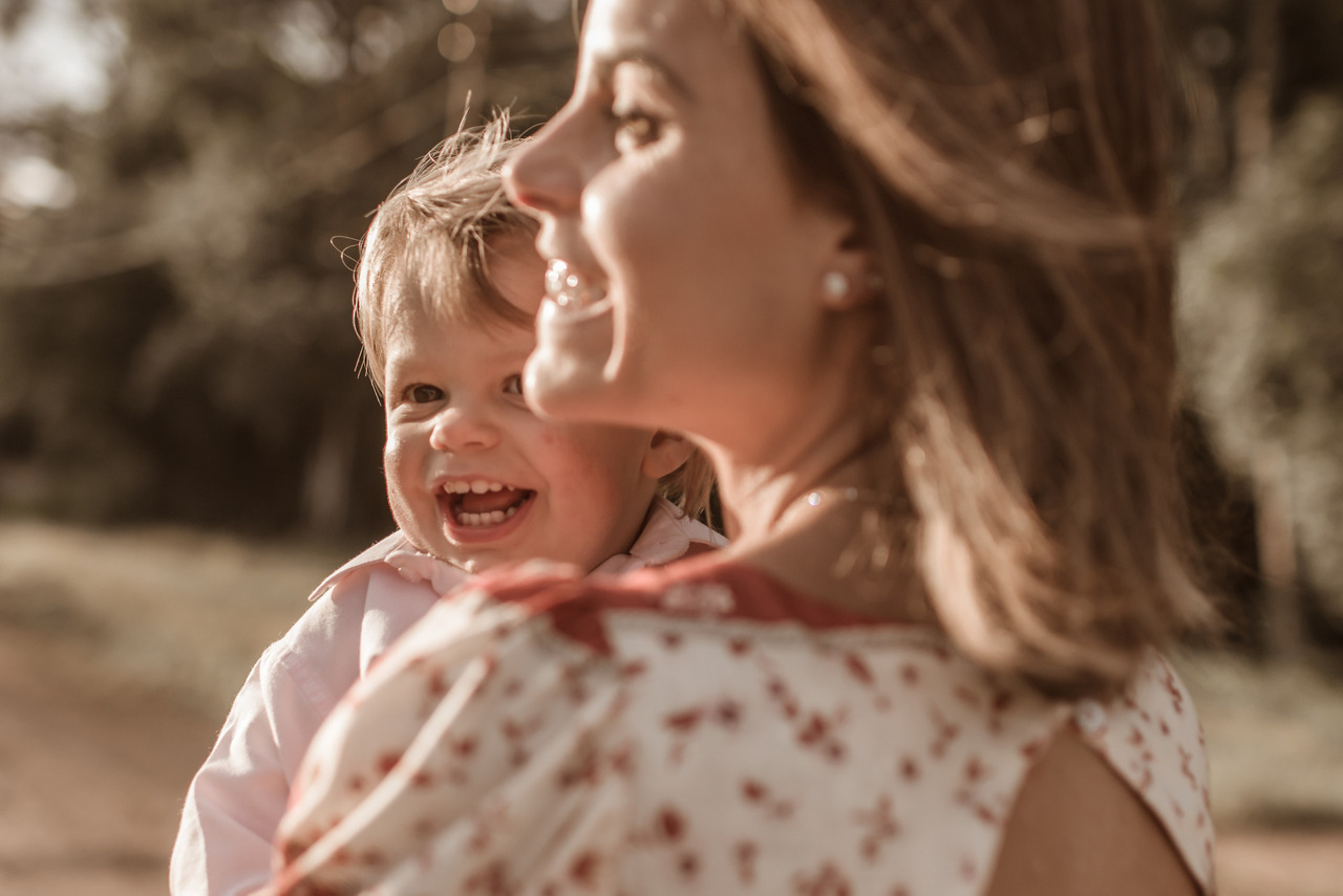 Joana Valcanaia em ensaio de família externo com seu filho Enrico fotografado por Chandra Cardoso Petry, fotógrafa em Indaial