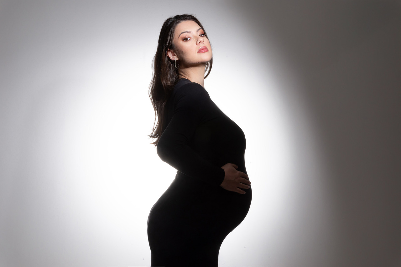 Gestante no estúdio em ensaio minimalista