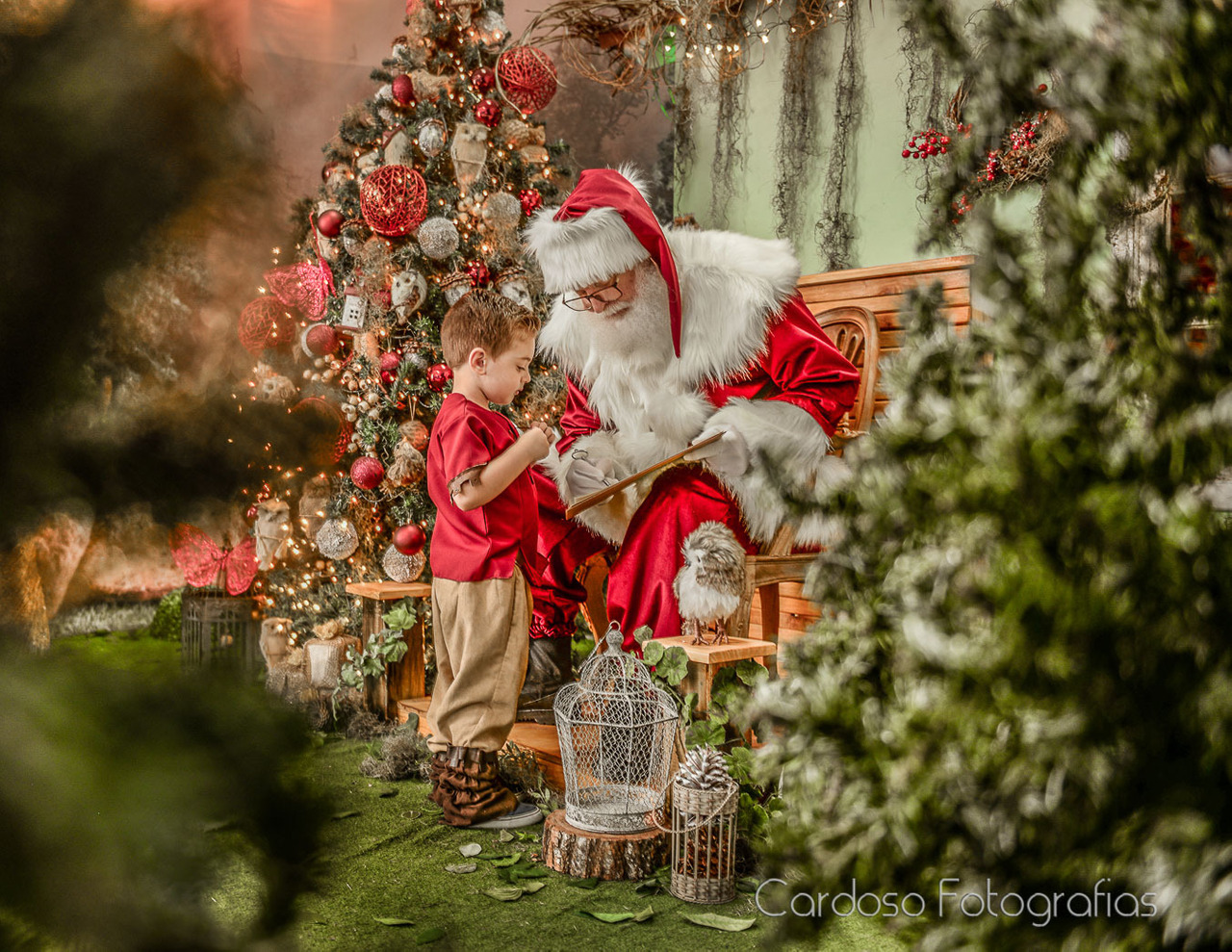 A interação da criança com o Papai Noel durante o ensaio de fotos de Natal no Cardoso Fotografias em Indaial. o Ensaio é bem interativo, a criança brinca, conversa e interage com o Papai Noel o tempo todo do ensaio. é uma experiência muito mágica para a família toda.