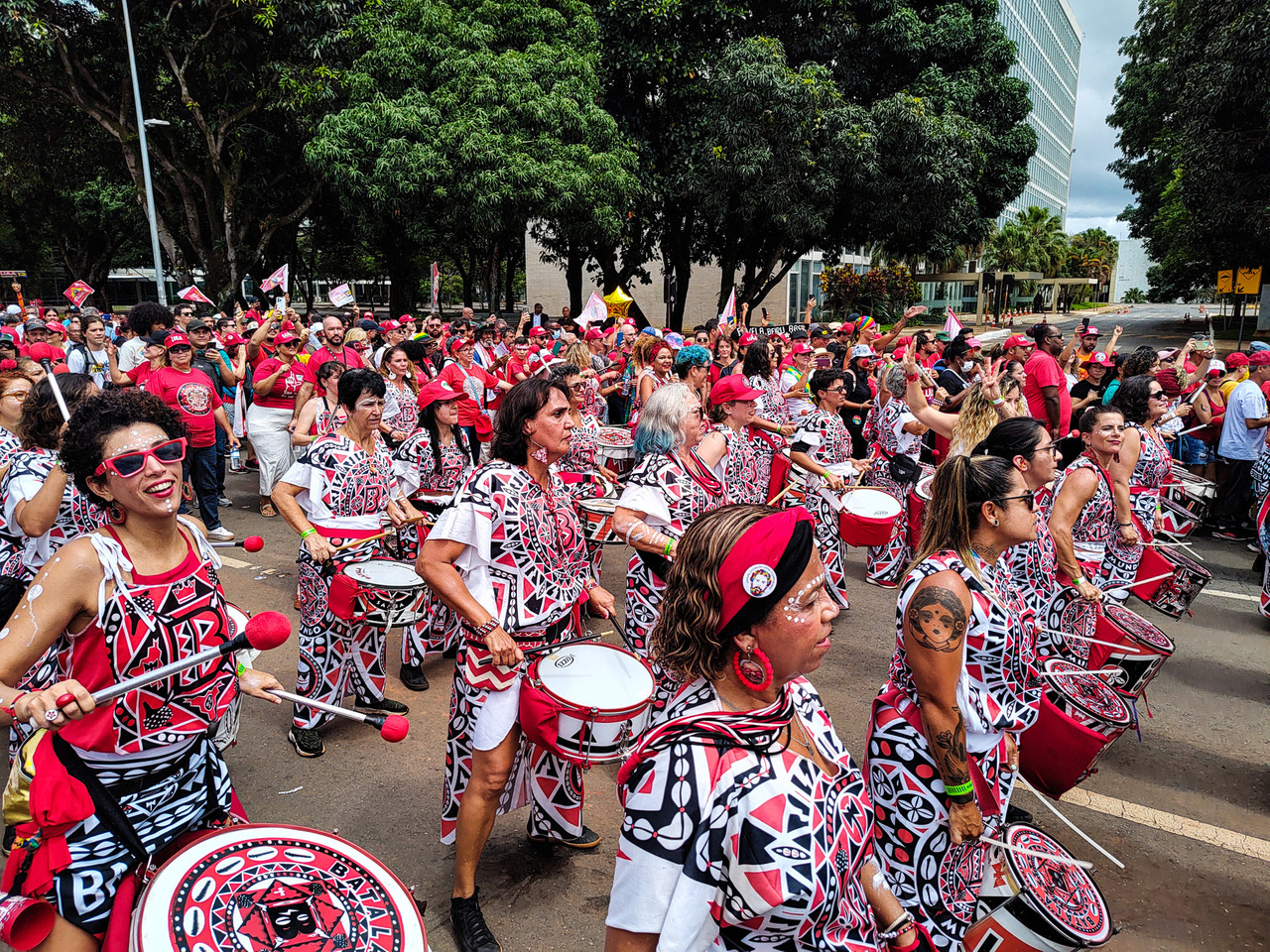 Mulheres tocam tambores na posse do Presidente Lula