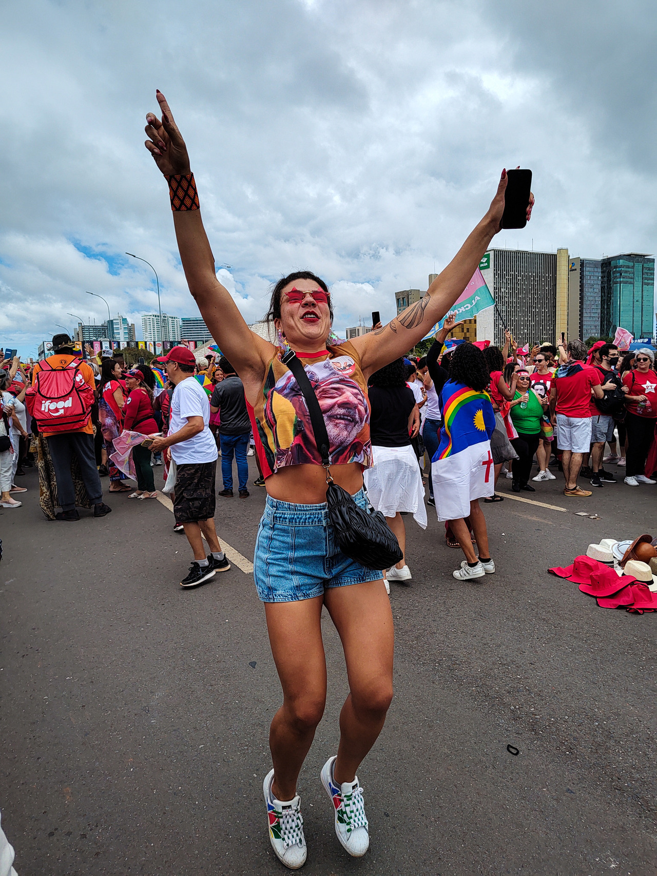  Mulher dança em direção a Esplanada dos Ministérios, na Posse do Presidente Lula