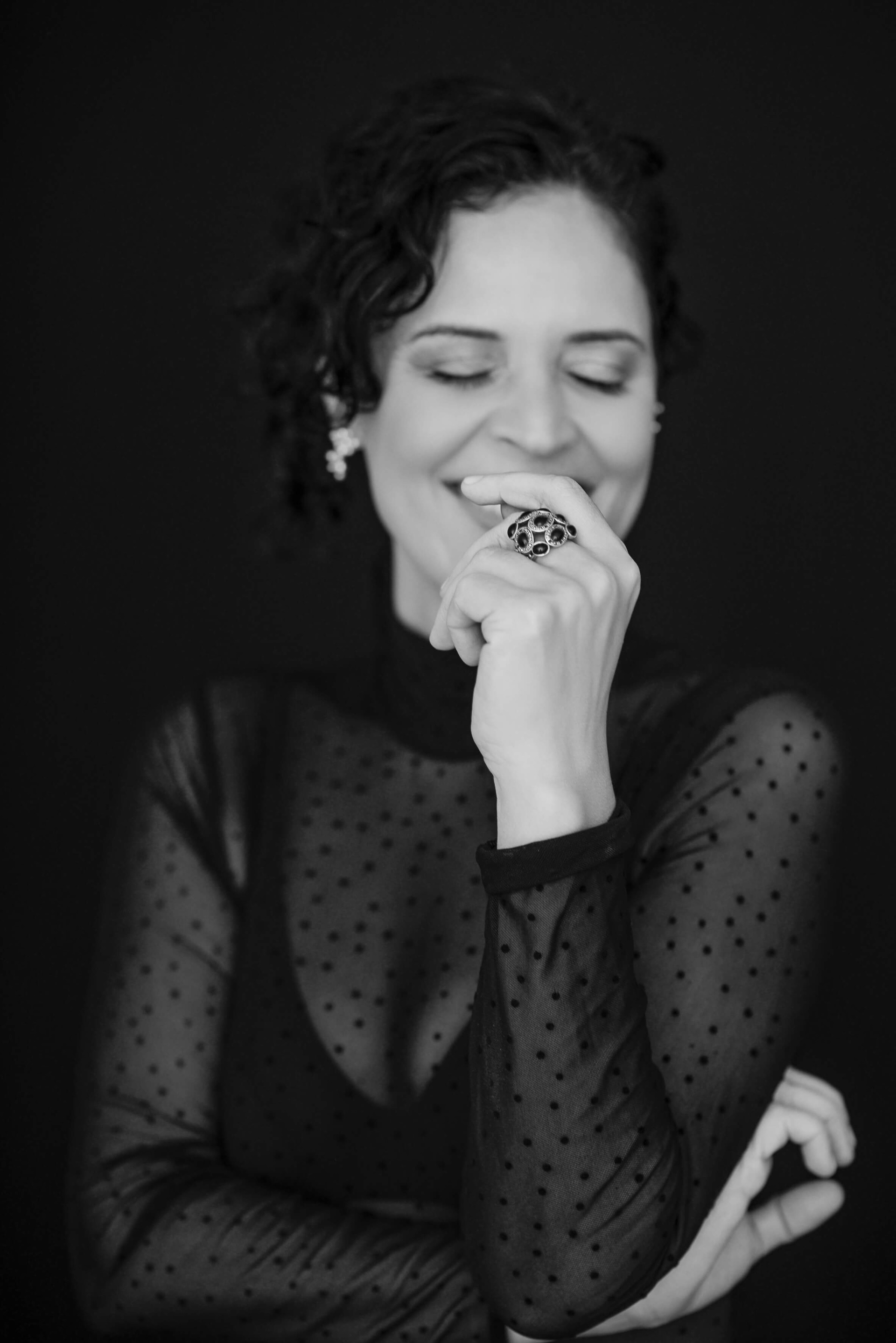 retrato mulher de olhos fechados