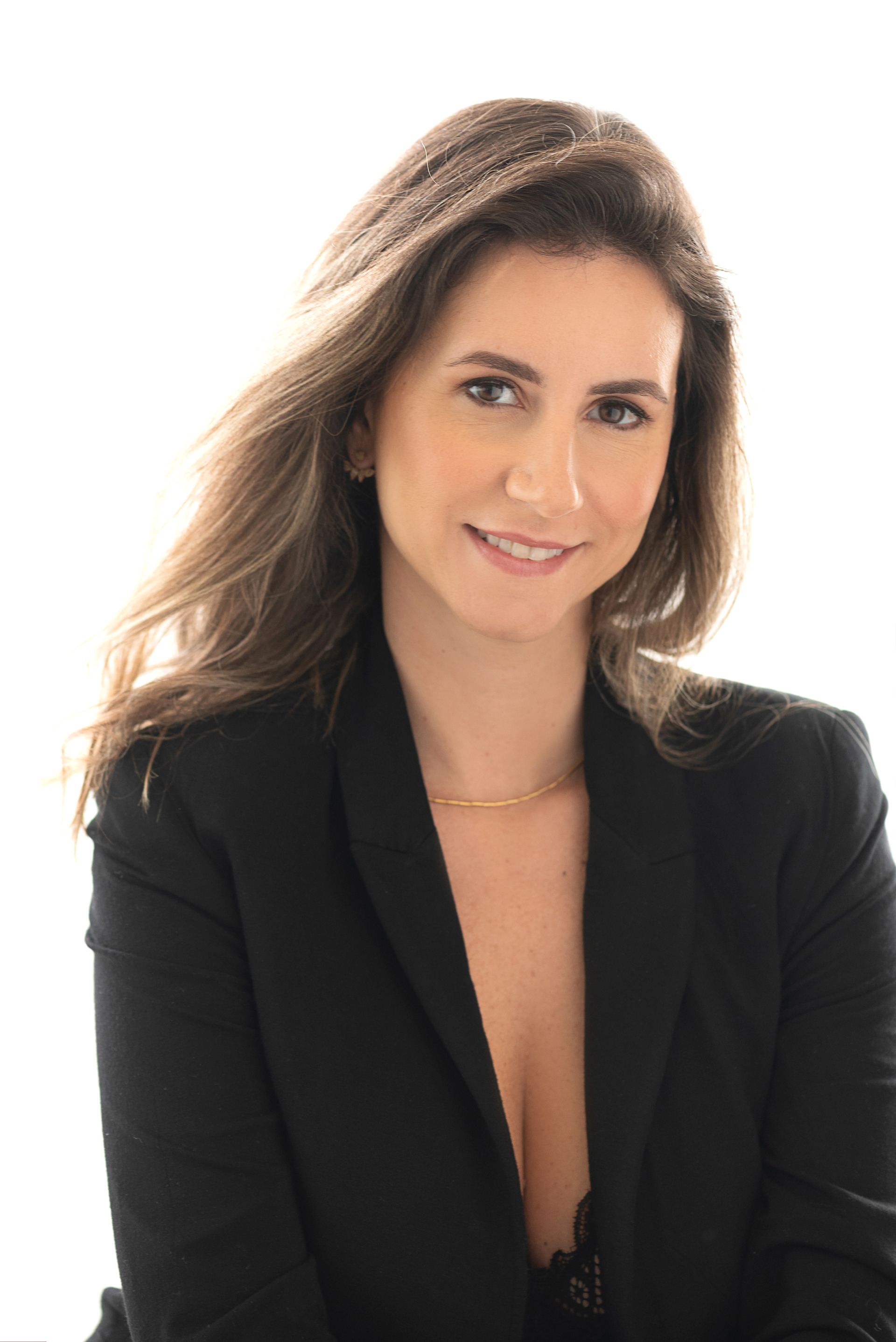 Retrato feminino em estúdio com luz de flash, feito por Dani Justus no Rio de Janeiro – fotografia com direção leve e foco na autoestima.