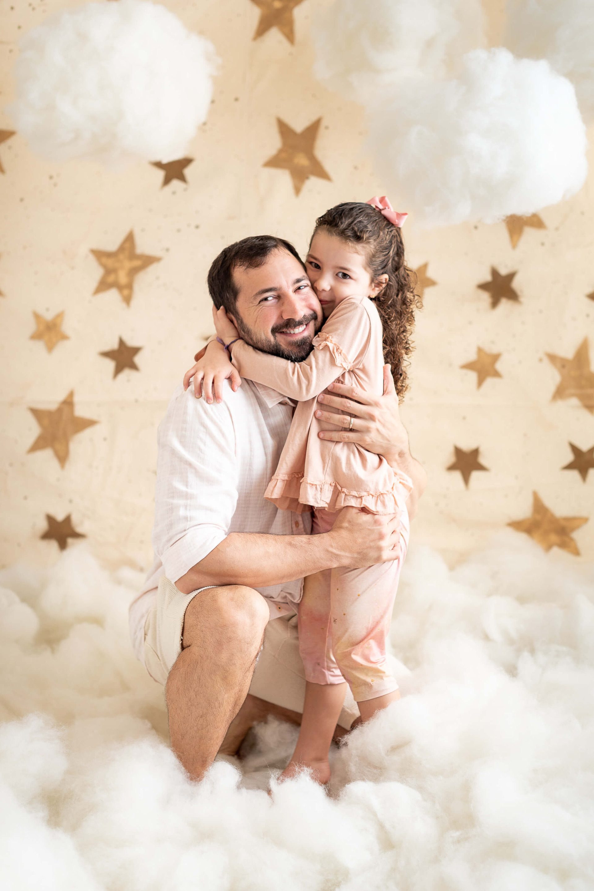 homem vestido de papai noel com gorro e roupa vermelha