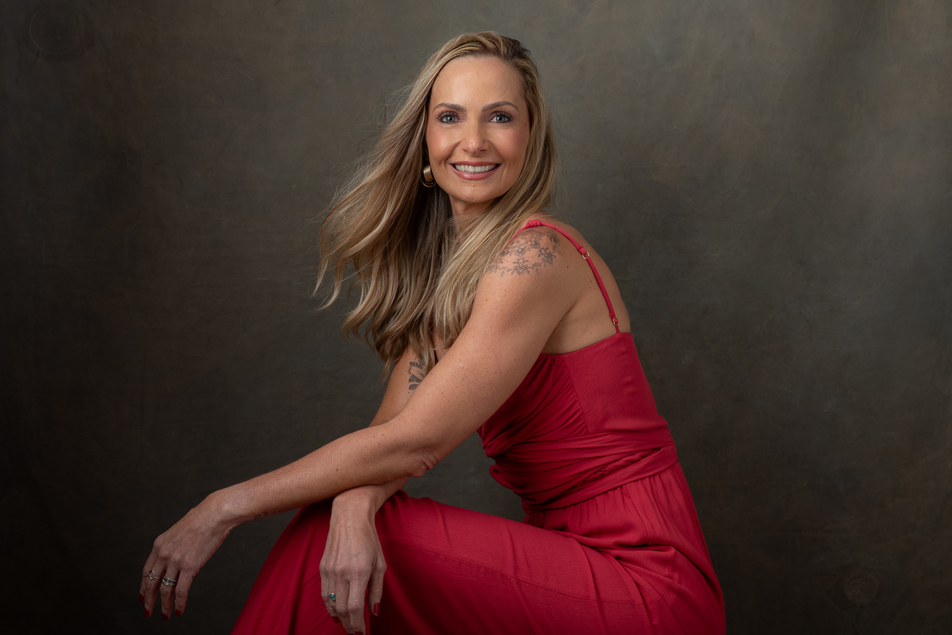 Retrato feminino em estúdio com luz de flash, feito por Dani Justus no Rio de Janeiro – fotografia com direção leve e foco na autoestima.