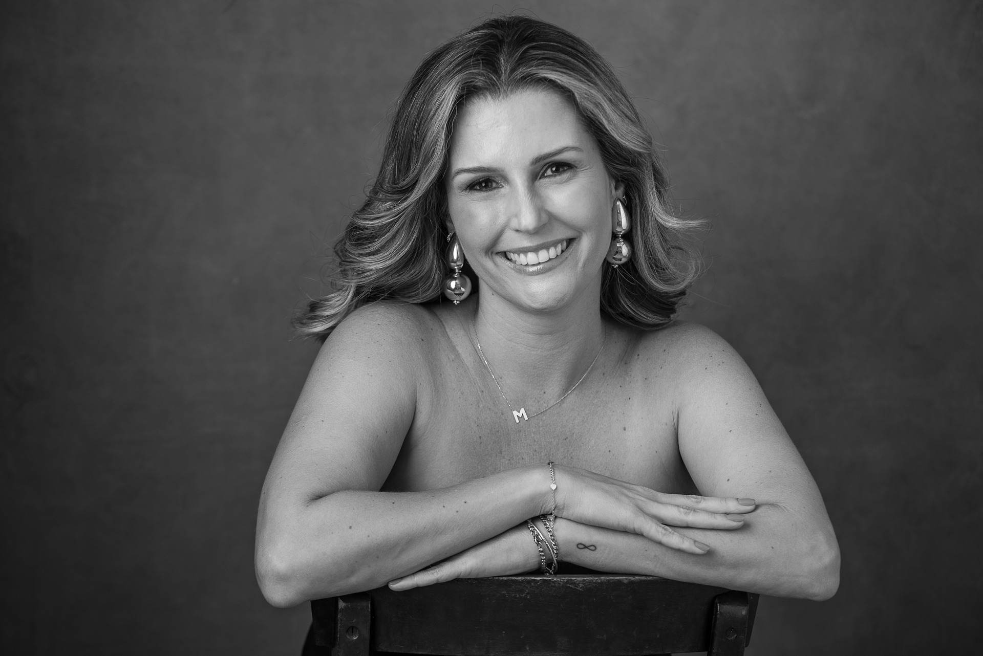 Retrato feminino em estúdio com luz de flash, feito por Dani Justus no Rio de Janeiro – fotografia com direção leve e foco na autoestima.