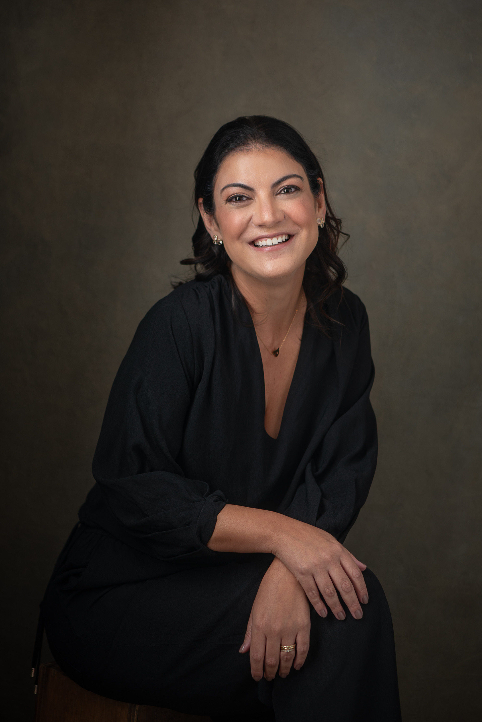 Retrato feminino em estúdio com luz de flash, feito por Dani Justus no Rio de Janeiro – fotografia com direção leve e foco na autoestima.