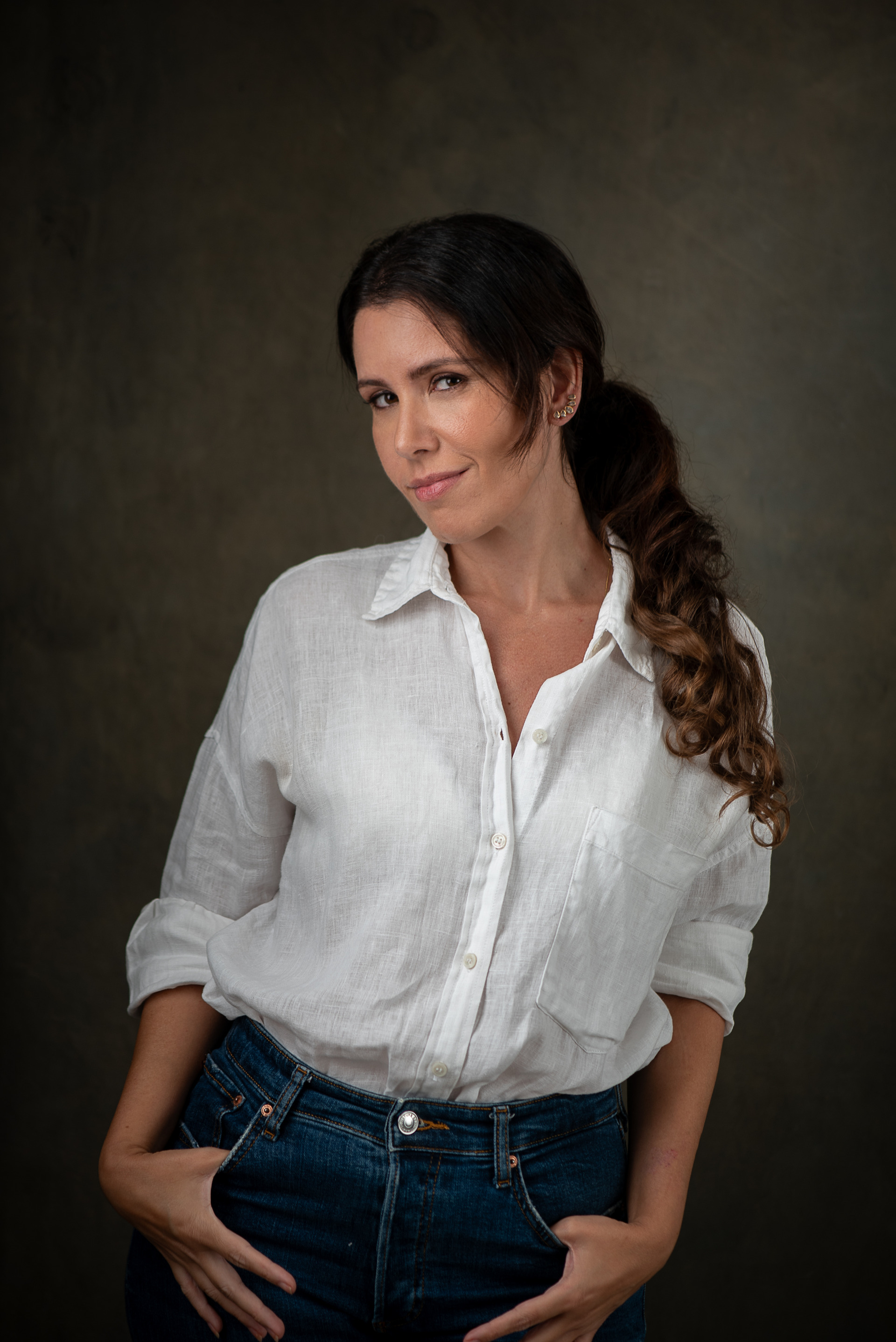 Retrato feminino em estúdio com luz de flash, feito por Dani Justus no Rio de Janeiro – fotografia com direção leve e foco na autoestima.