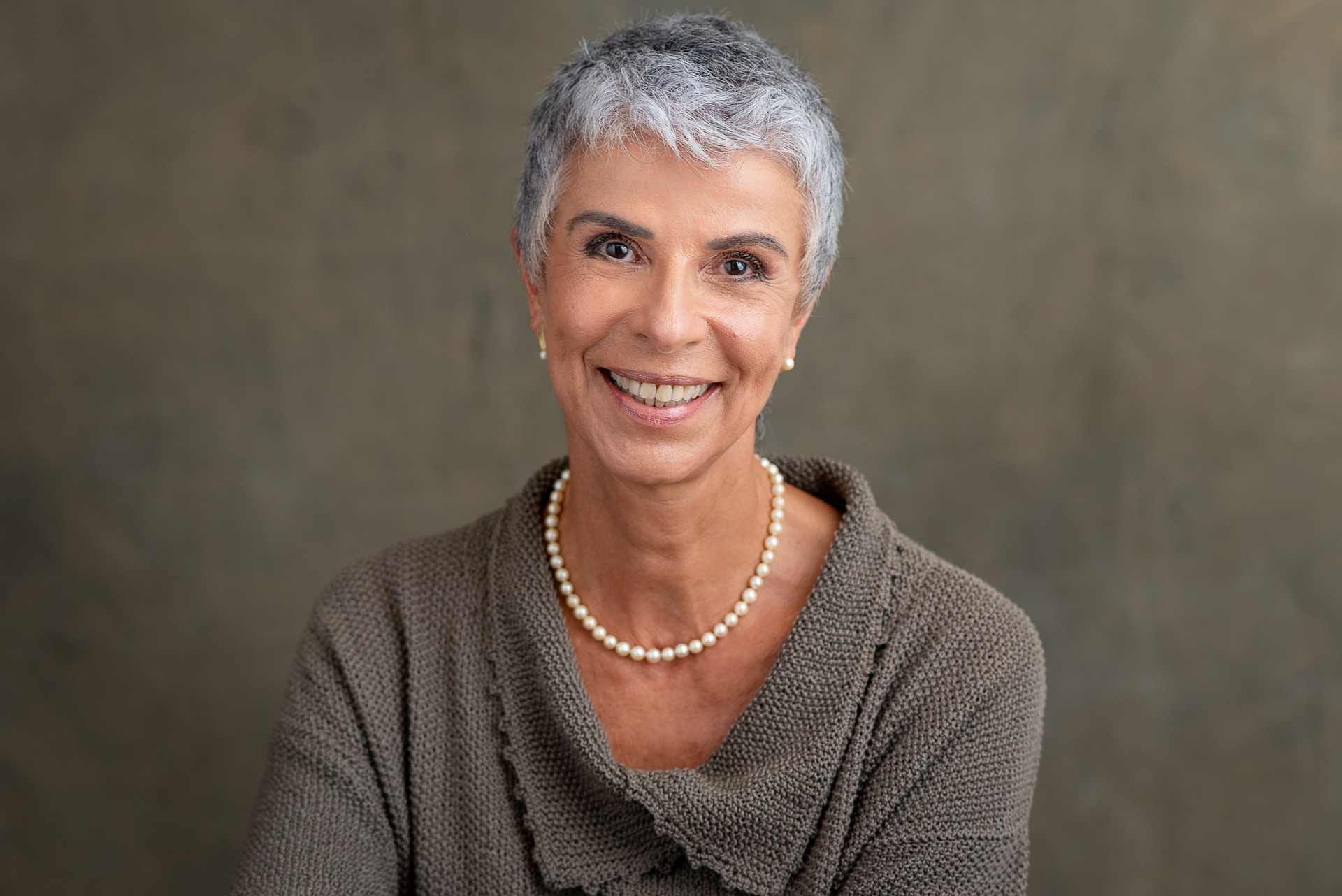 Headshot feminino com luz de estúdio, ideal para uso corporativo e branding pessoal