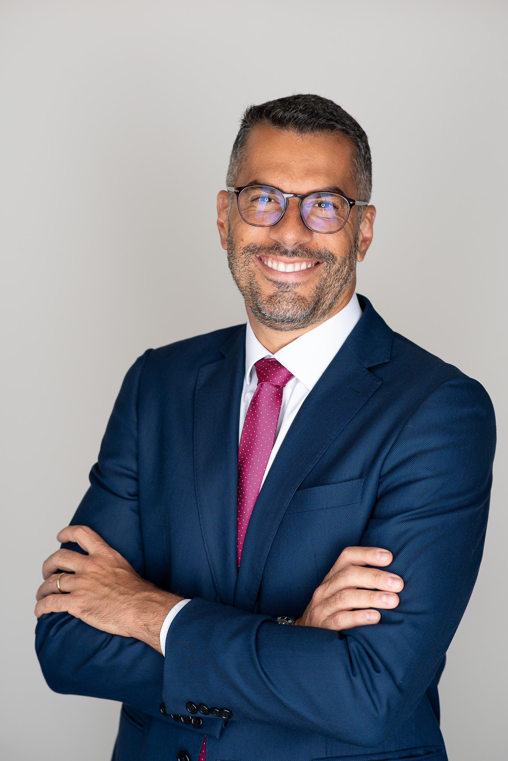 Retrato profissional feminino com blazer nude no estúdio Dani Justus no Rio de Janeiro