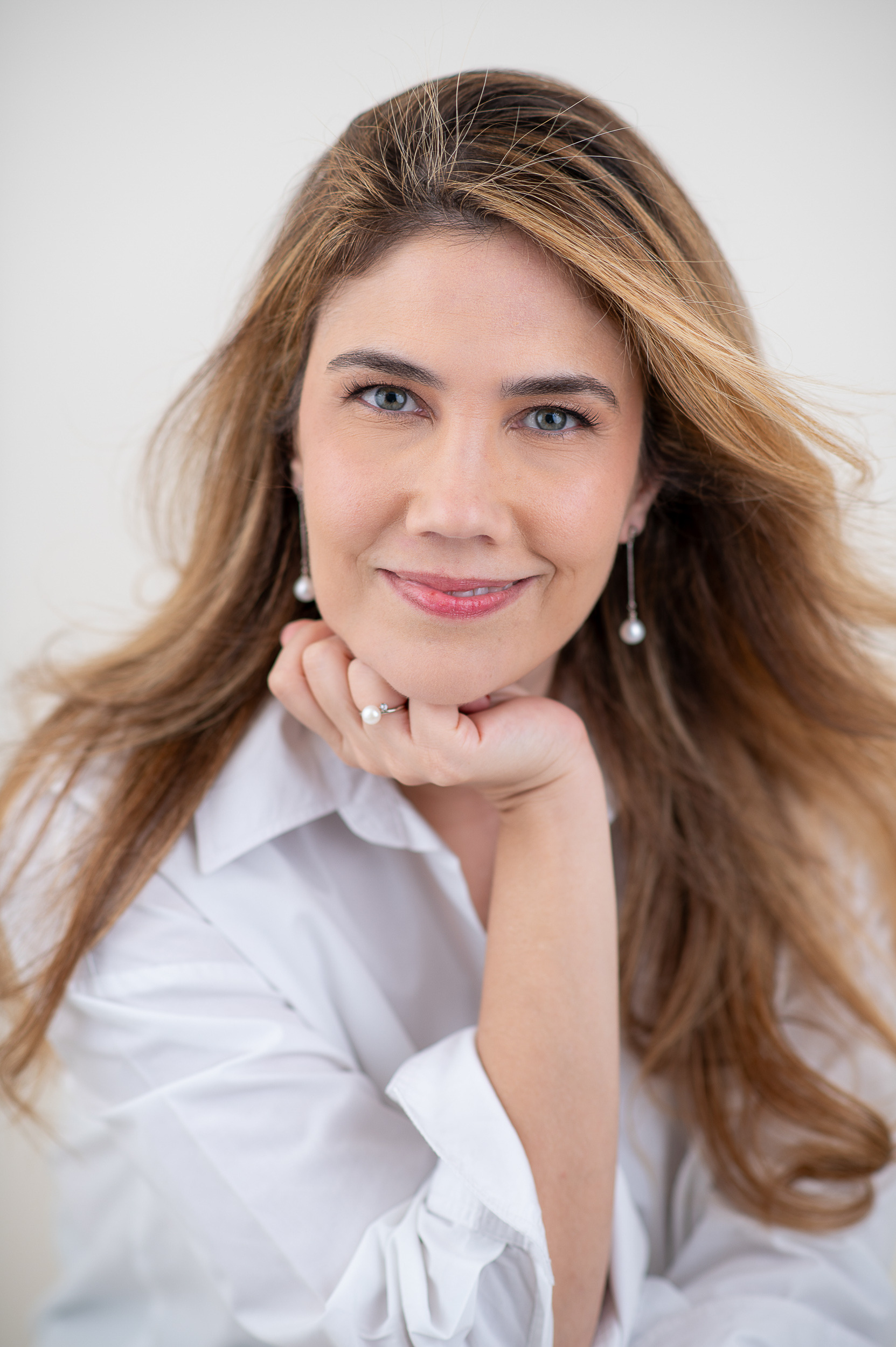 Headshot feminino com luz de estúdio, ideal para uso corporativo e branding pessoal