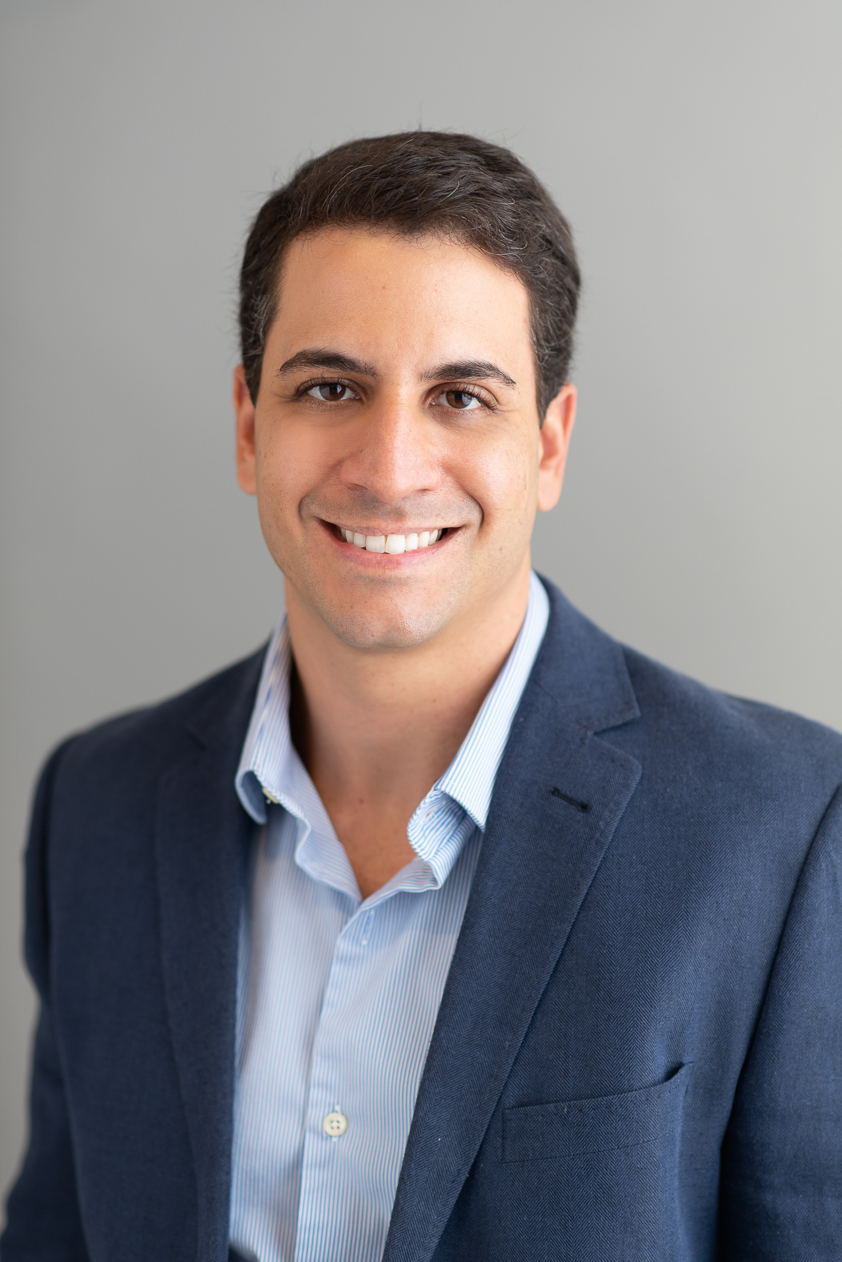 Retrato corporativo masculino com iluminação profissional para advogado