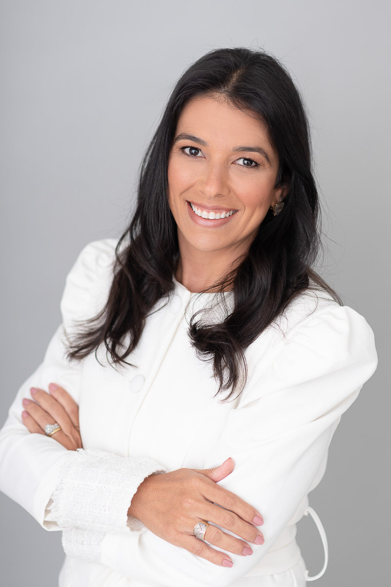 Retrato corporativo feminino em estúdio, advogada com visual sério e elegante