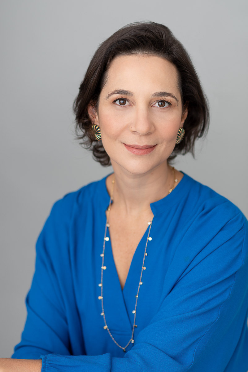 Retrato profissional feminino com blazer branco e óculos no estúdio Dani Justus, Rio de Janeiro