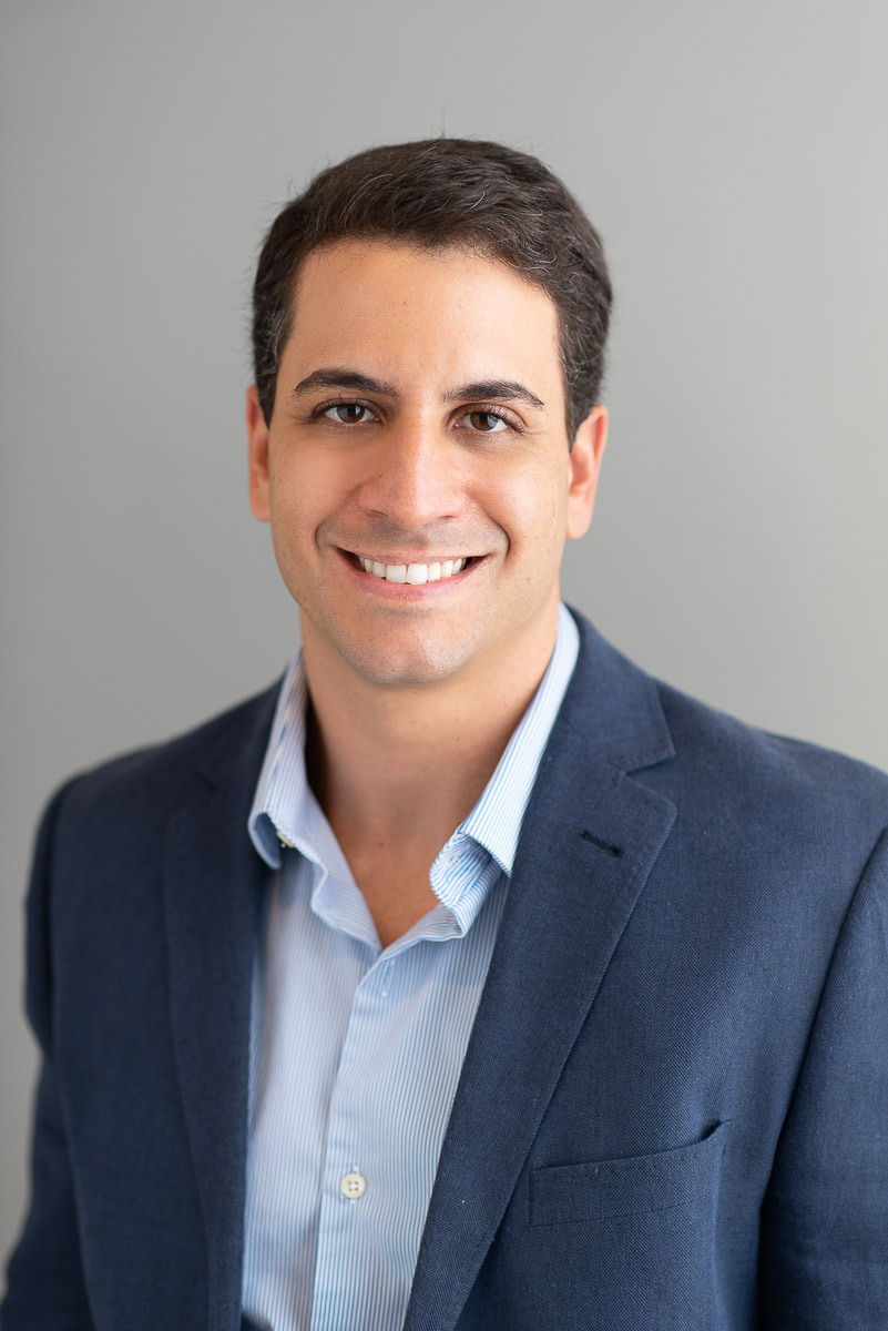 Retrato corporativo masculino com olhar direto e elegante, fotografia feita no estúdio da Dani Justus