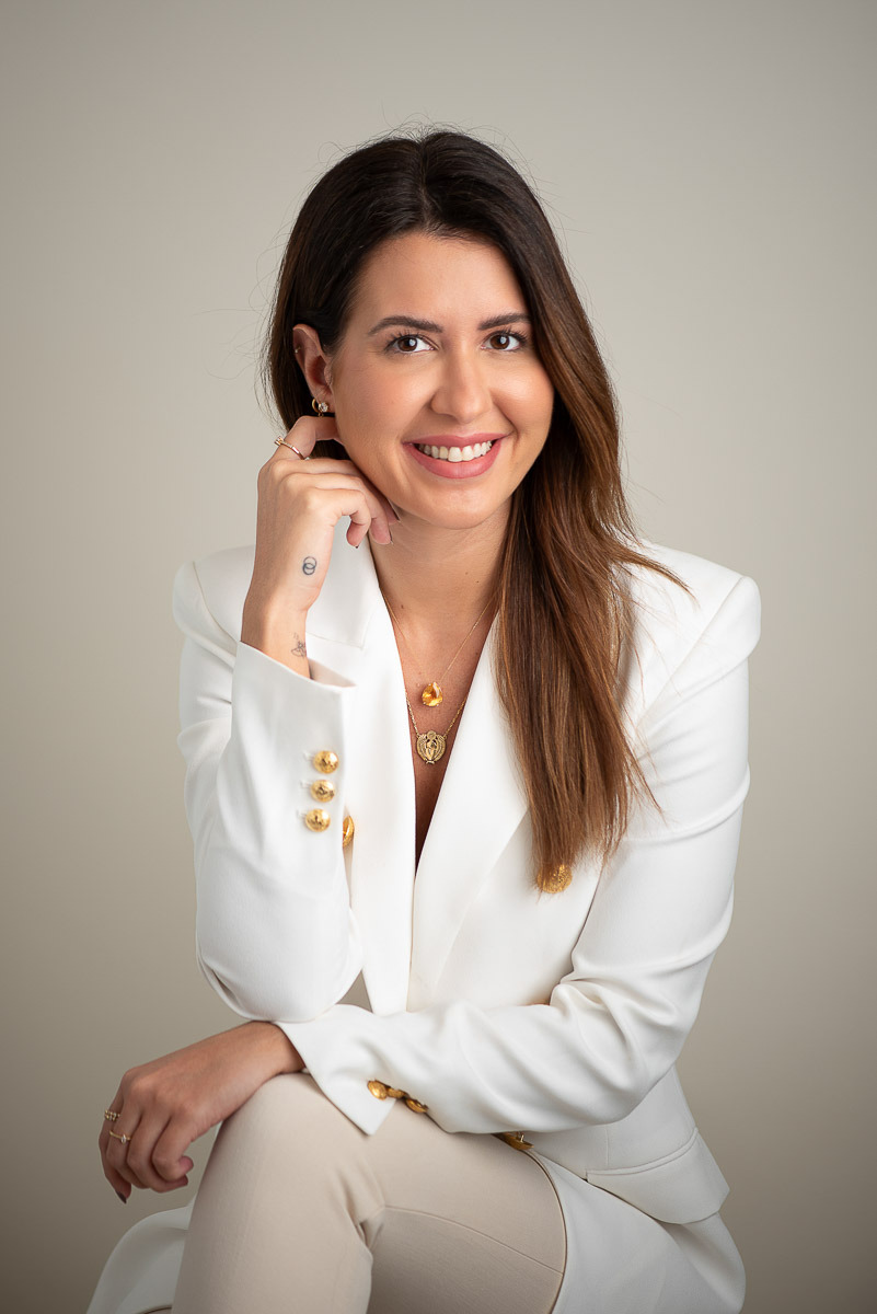 Foto de perfil profissional feminina com fundo escuro no estúdio Dani Justus, retrato natural e espontâneo no Rio de Janeiro