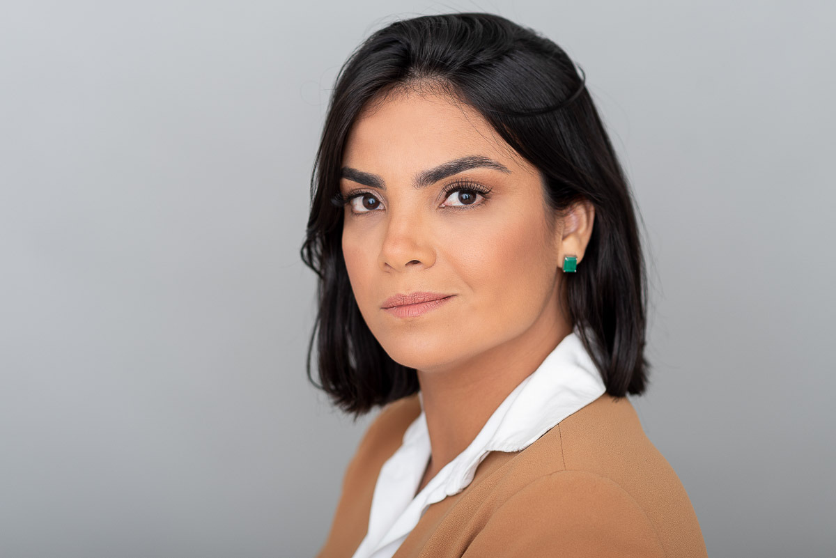 Headshot para empreendedora com estilo leve e moderno, imagem para presença digital