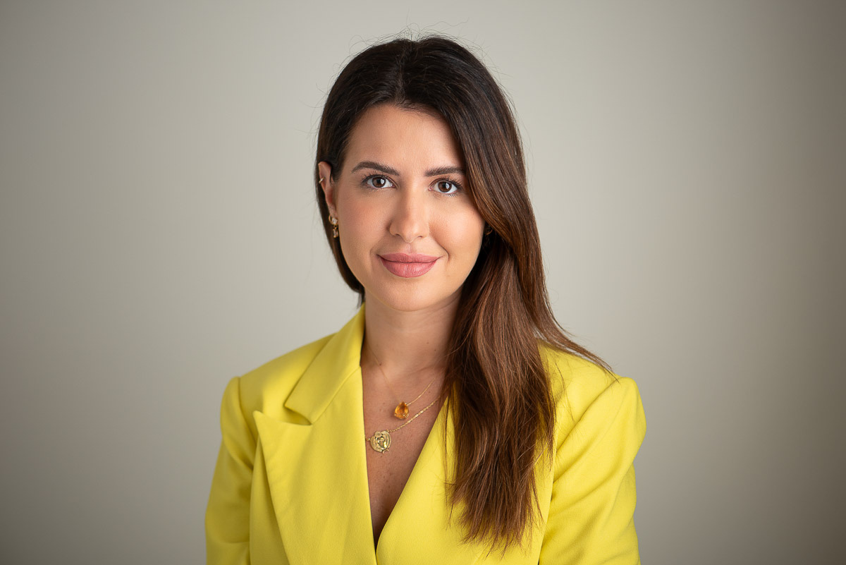 Retrato profissional feminino com expressão confiante, feito no Rio de Janeiro por Dani Justus