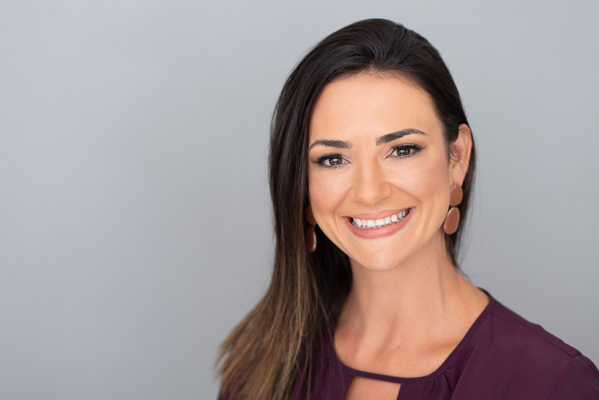 Headshot feminino com luz de estúdio, ideal para uso corporativo e branding pessoal