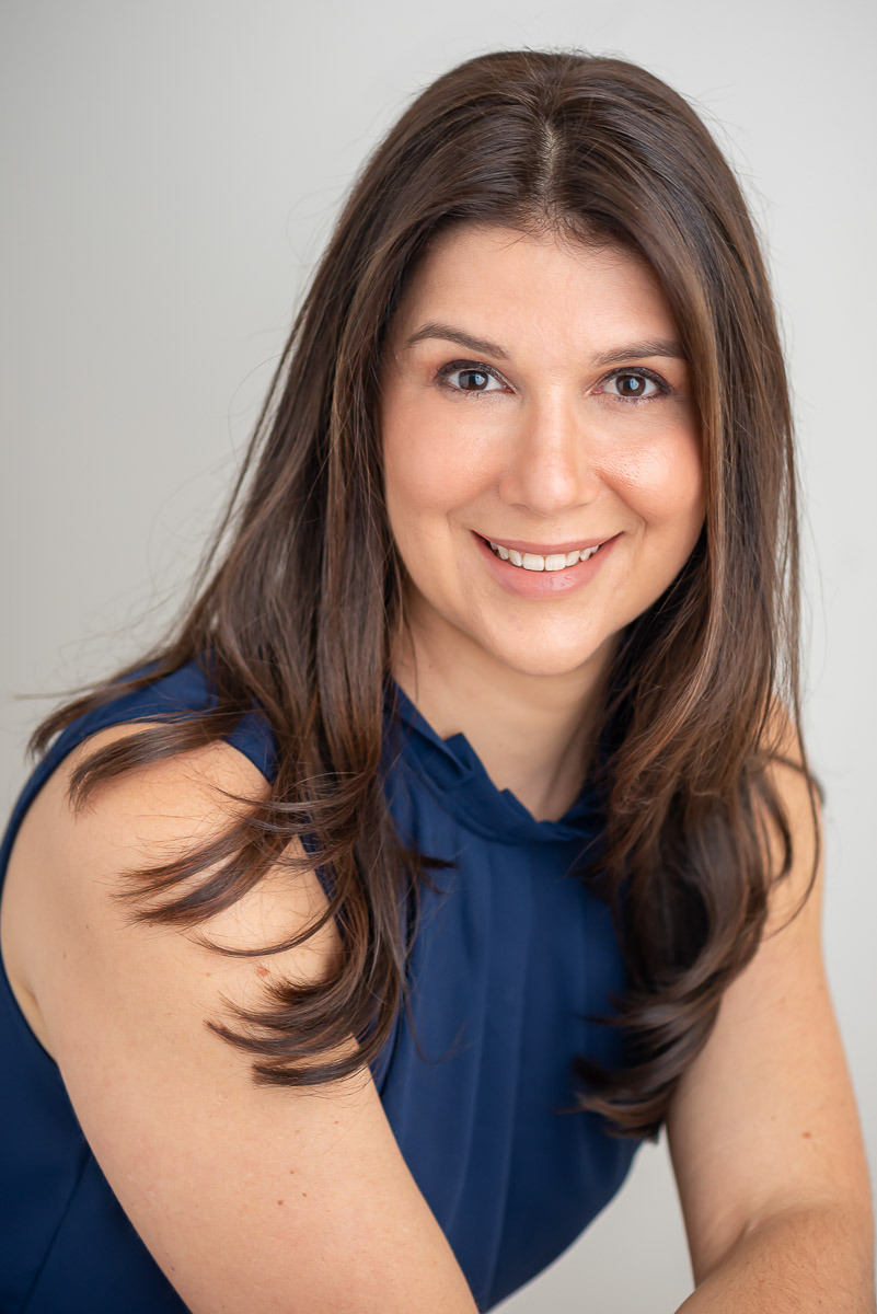 Imagem de perfil profissional com fundo claro e direção suave, fotografia por Dani Justus