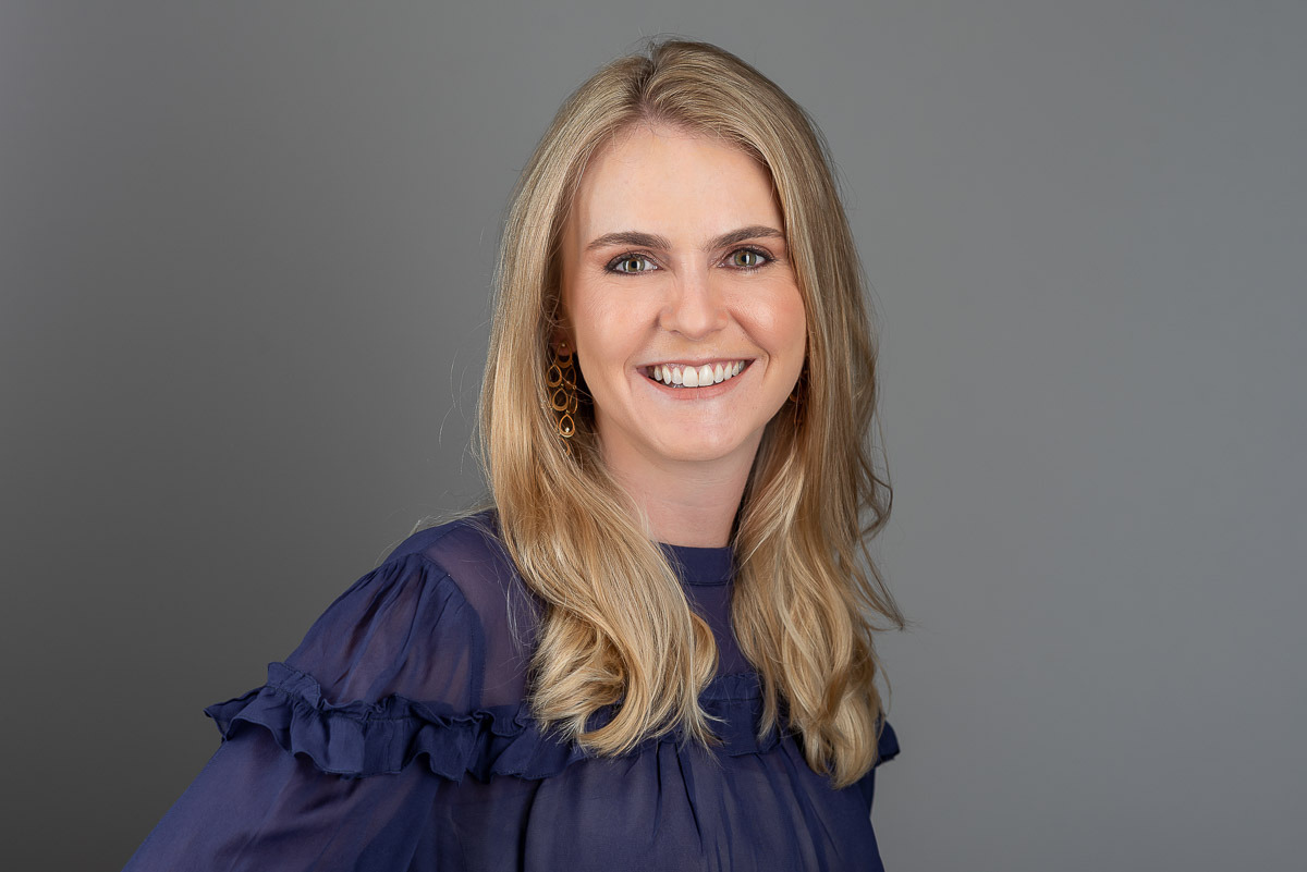 Headshot feminino com luz de estúdio, ideal para uso corporativo e branding pessoal