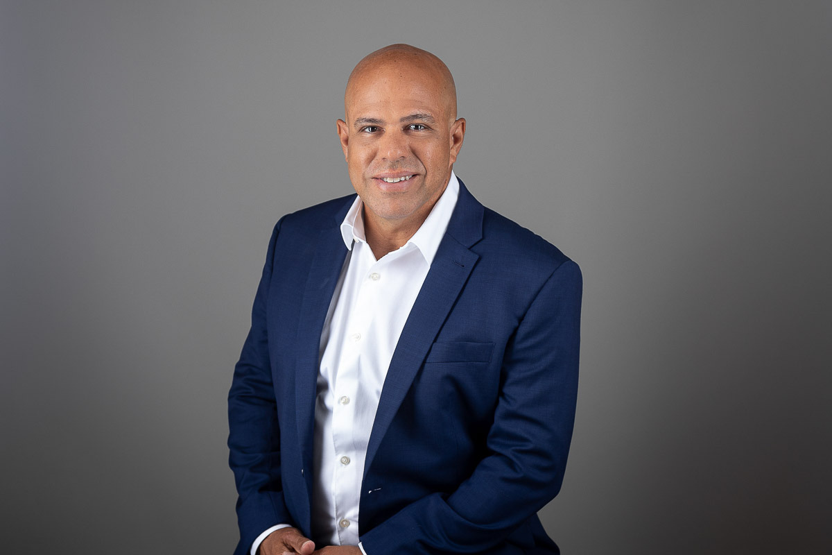 Retrato corporativo masculino com olhar direto e elegante, fotografia feita no estúdio da Dani Justus