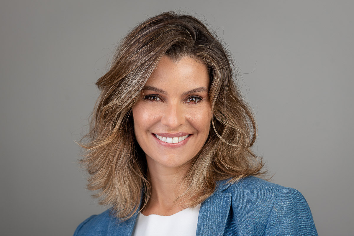 Headshot para empreendedora com estilo leve e moderno, imagem para presença digital